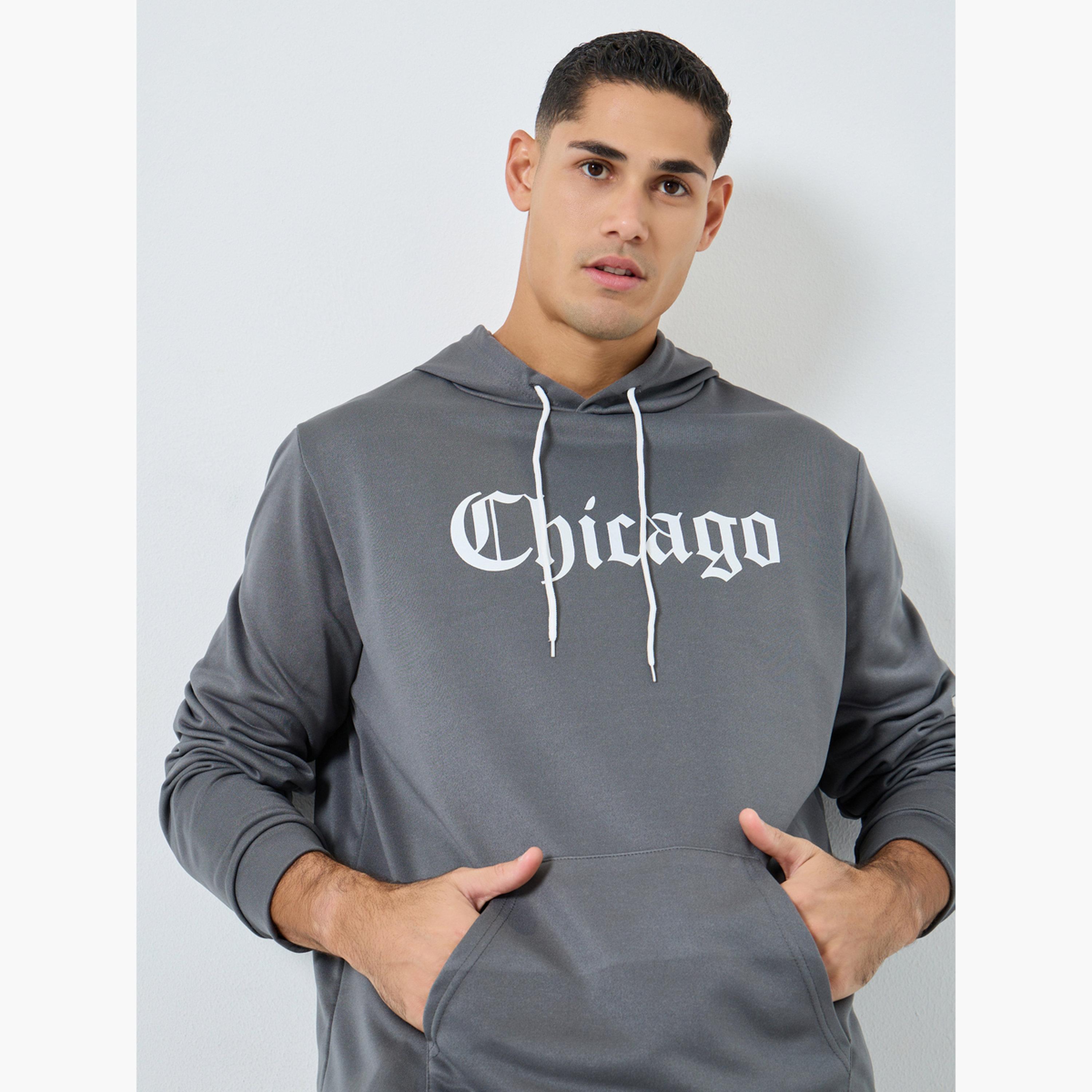 تيك تو - هودي رجالي رمادي بطبعة شيكاغو-men-winterwear-hoodiesandsweatshirts-image-3