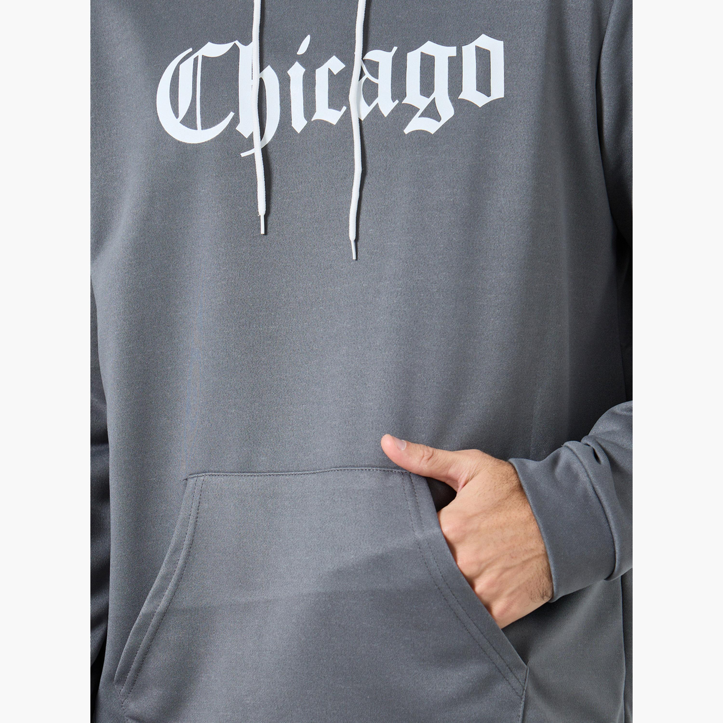 تيك تو - هودي رجالي رمادي بطبعة شيكاغو-men-winterwear-hoodiesandsweatshirts-image-4