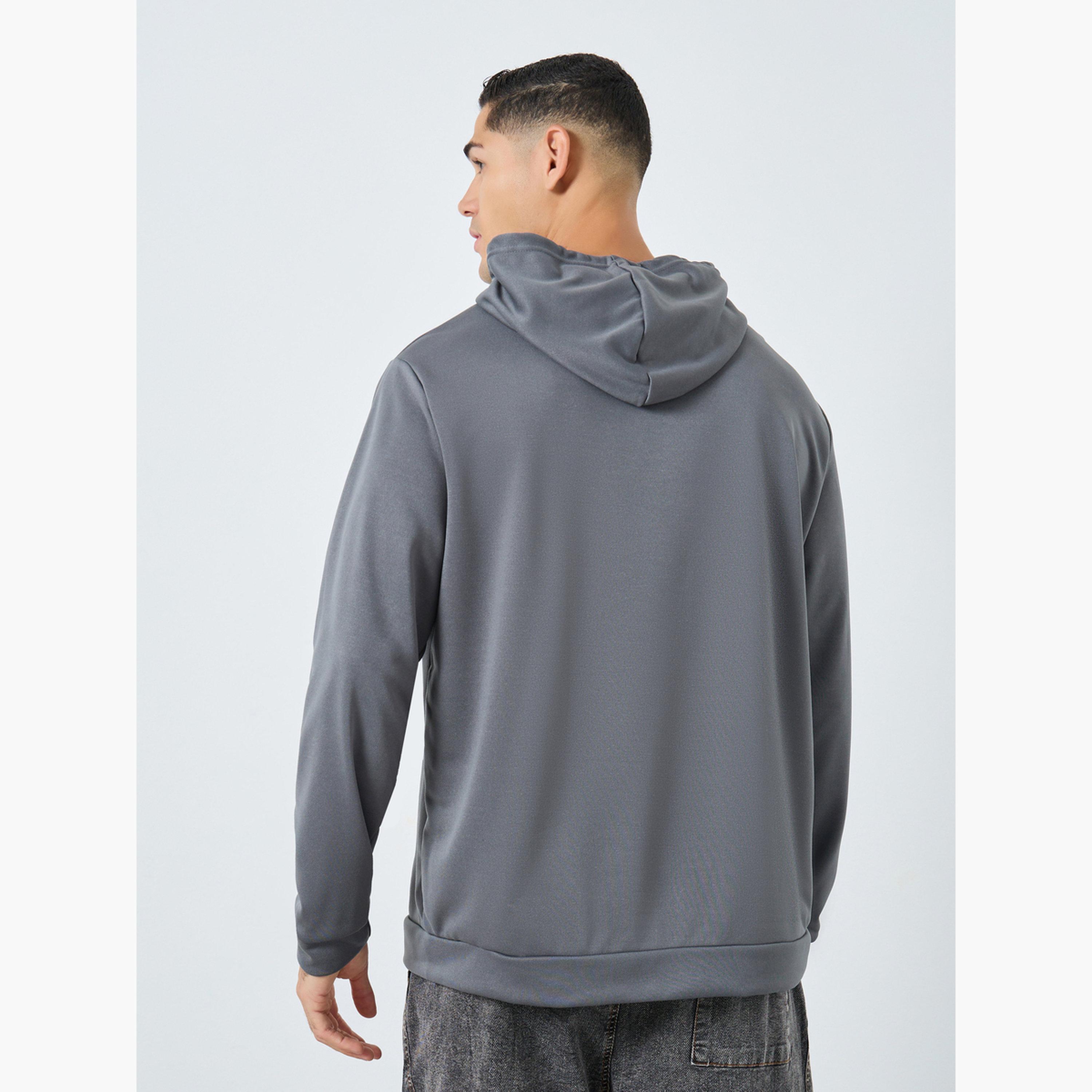 تيك تو - هودي رجالي رمادي بطبعة شيكاغو-men-winterwear-hoodiesandsweatshirts-image-5
