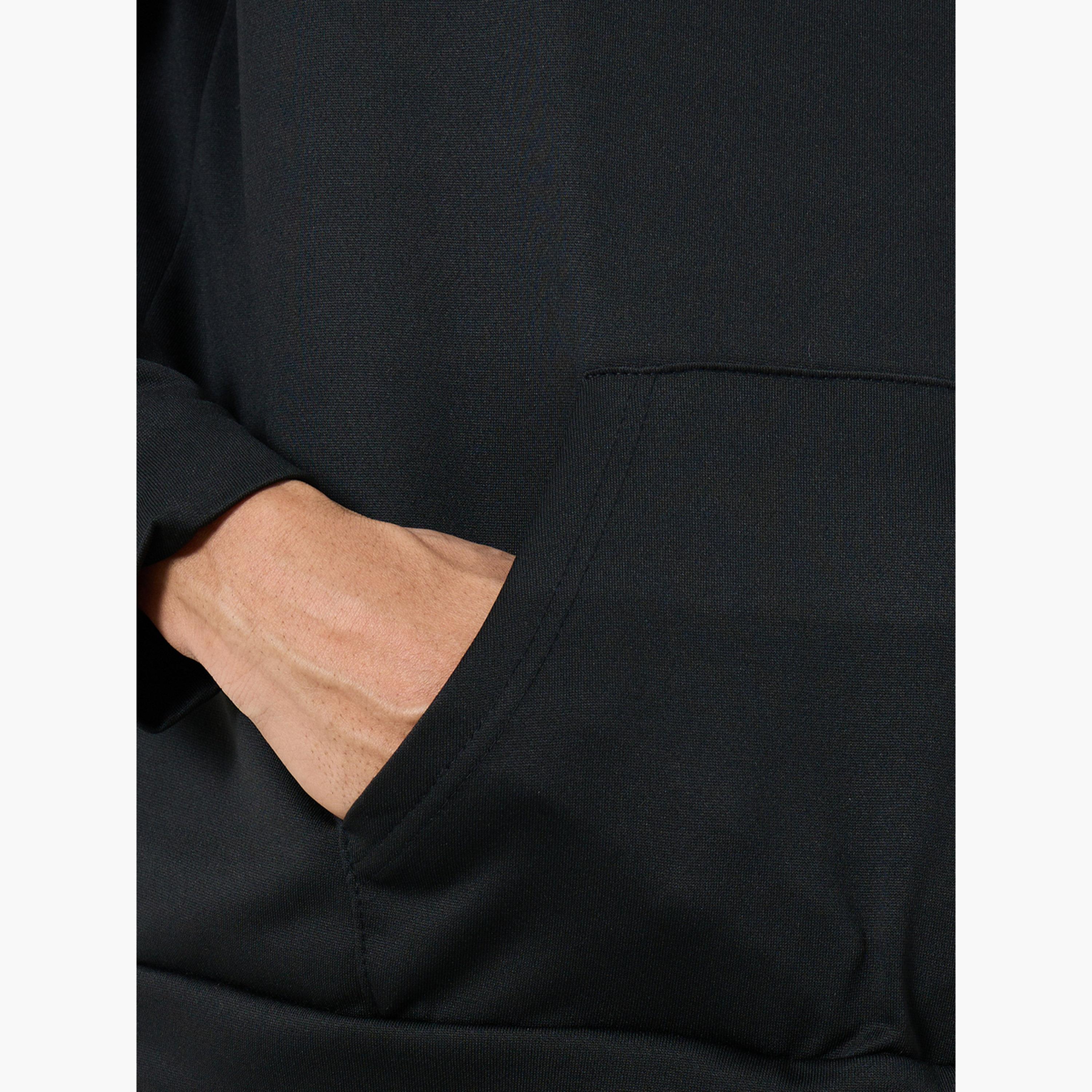 تيك تو - هودي رجالي أسود بطبعة جرافيكية مع جيب أمامي-men-winterwear-hoodiesandsweatshirts-image-4