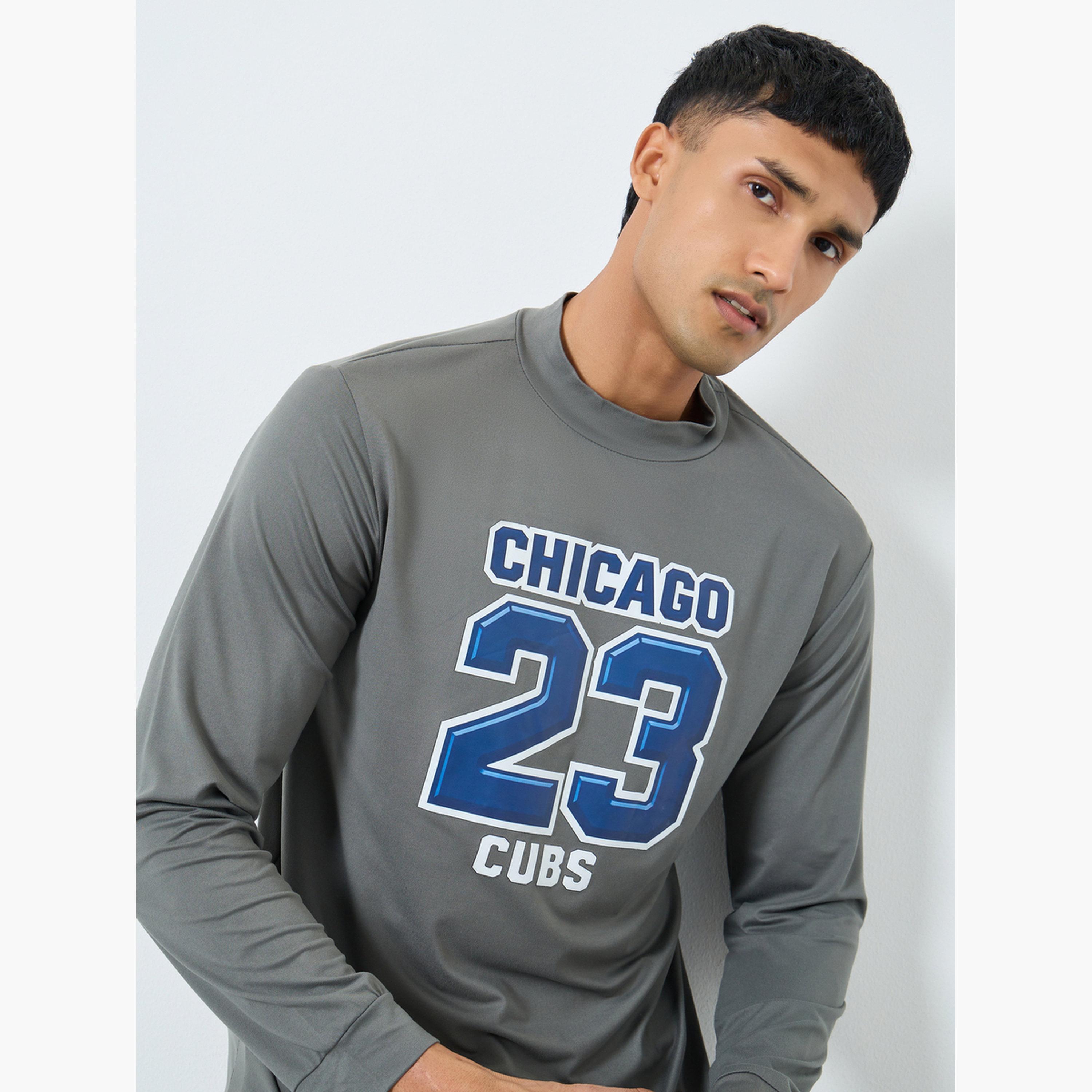 تيك تو - تي شيرت رمادي بقصّة ضيّقة ورسومات لفريق شيكاغو كابس-men-clothing-tshirtsandpolos-tshirts-image-2