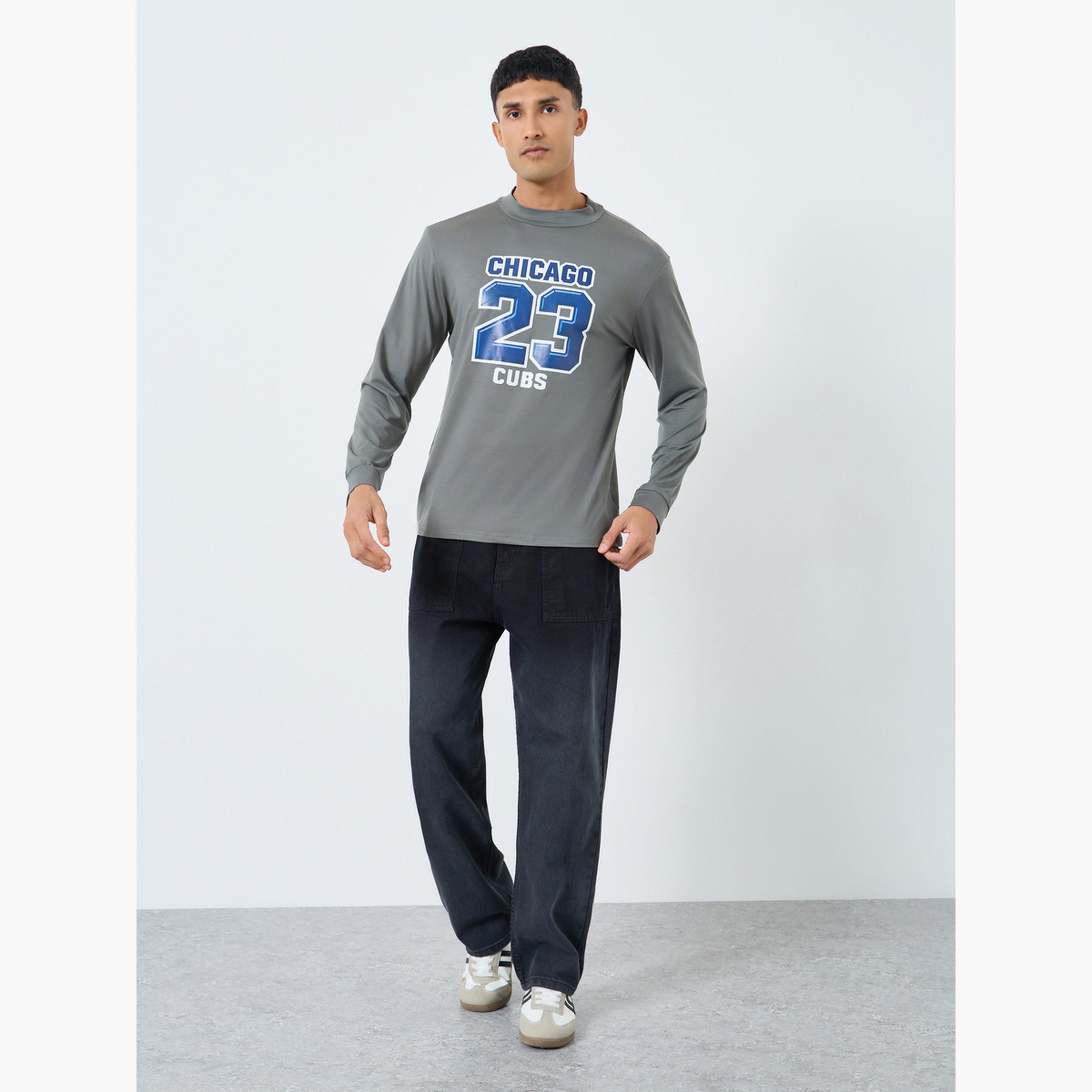 تيك تو - تي شيرت رمادي بقصّة ضيّقة ورسومات لفريق شيكاغو كابس-men-clothing-tshirtsandpolos-tshirts-image-3