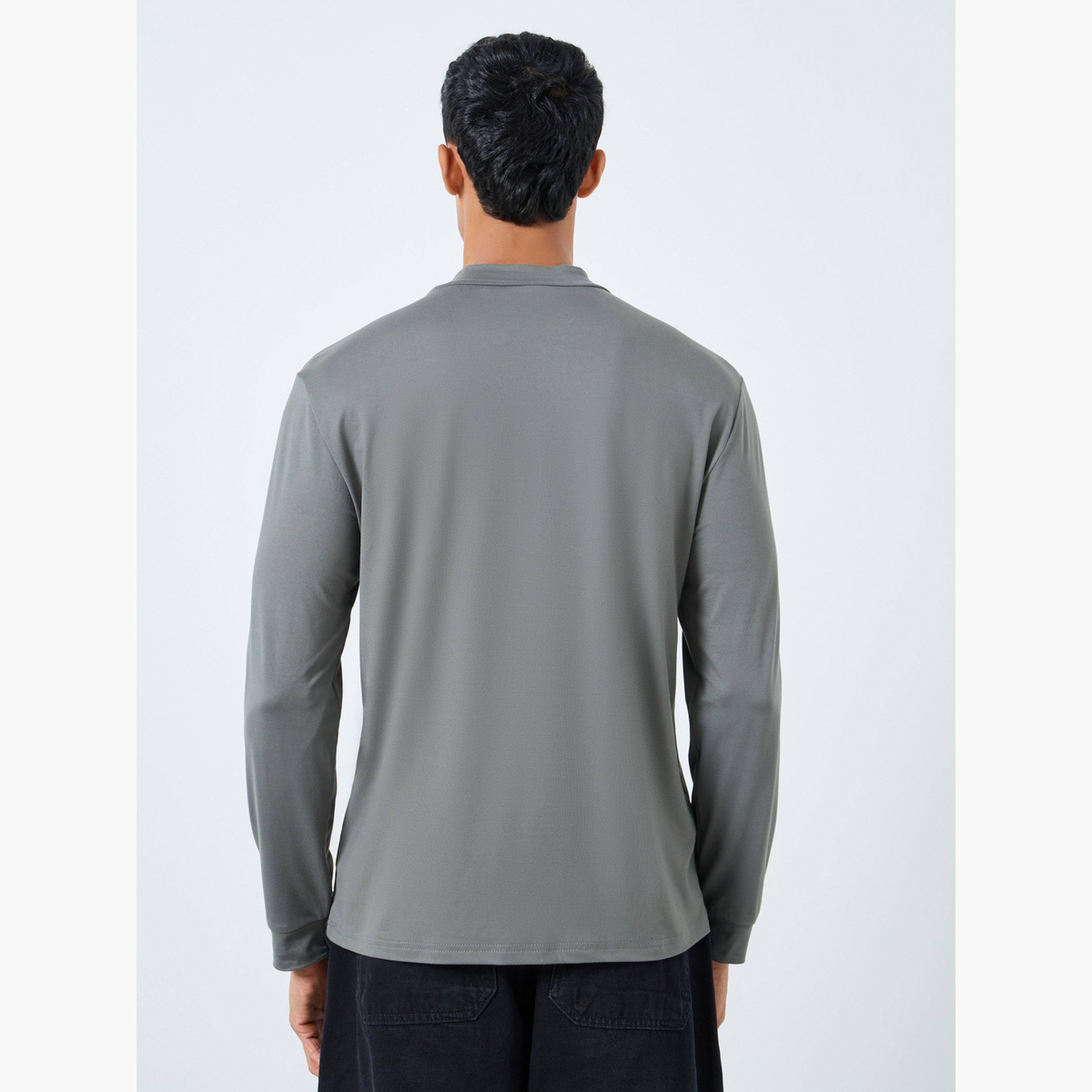 تيك تو - تي شيرت رمادي بقصّة ضيّقة ورسومات لفريق شيكاغو كابس-men-clothing-tshirtsandpolos-tshirts-image-4