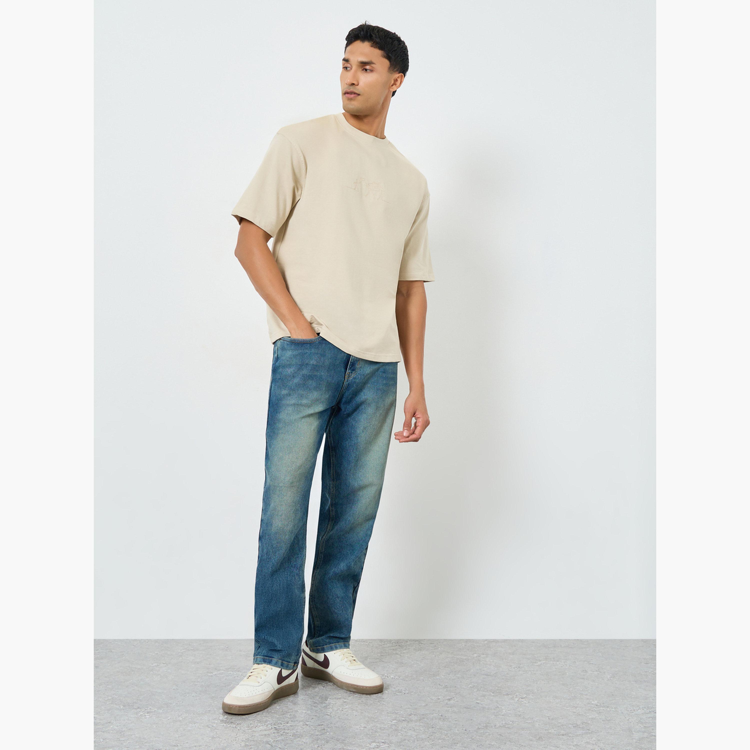 جينز بتفاصيل مشطوفة بقصة مريحة-men-clothing-bottoms-jeans-image-2