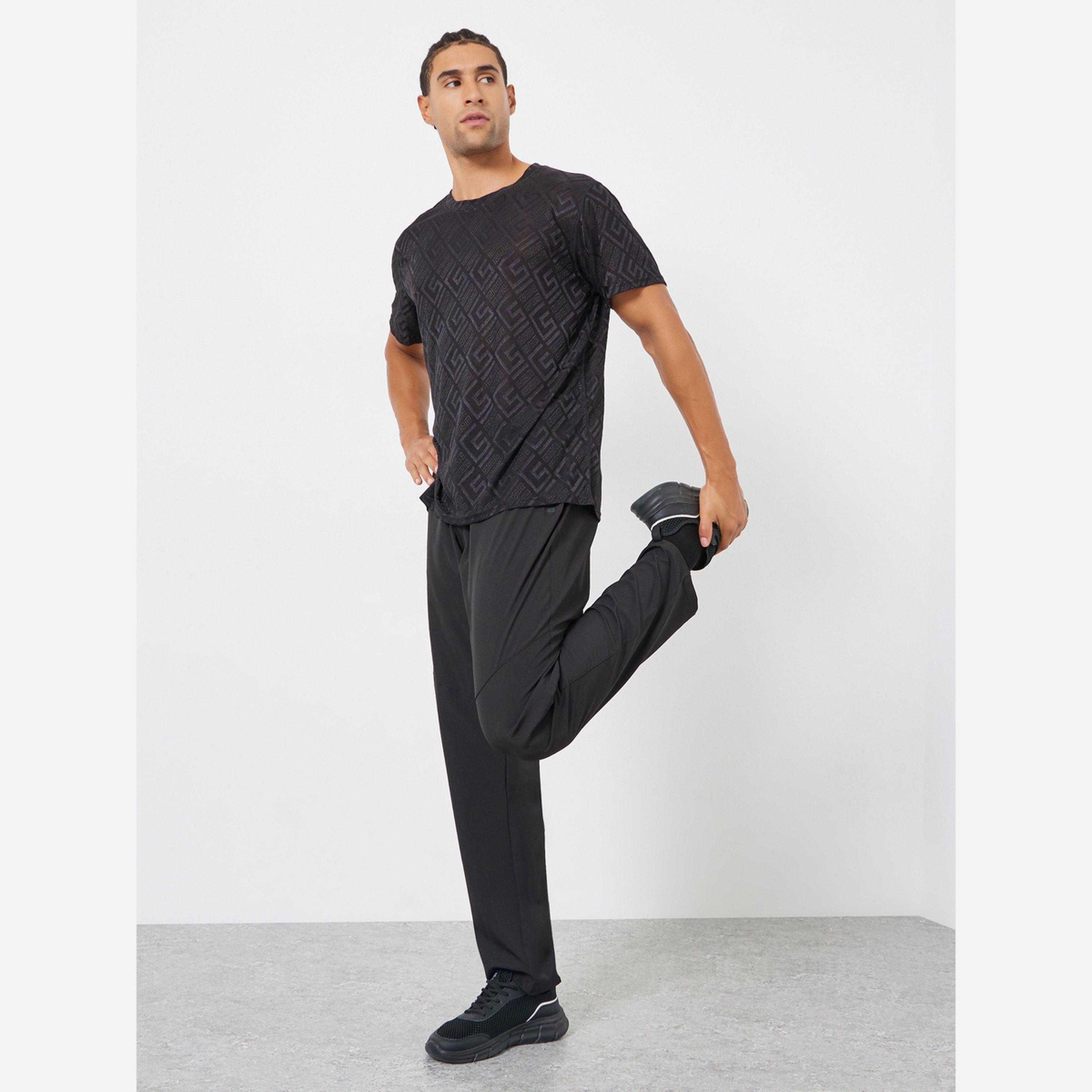 ستايلي - تيشيرت رياضي رجالي لون أسود طبعة هندسية سريع الجفاف-men-clothing-sportswearandactivewear-tshirtsandpolos-image-2