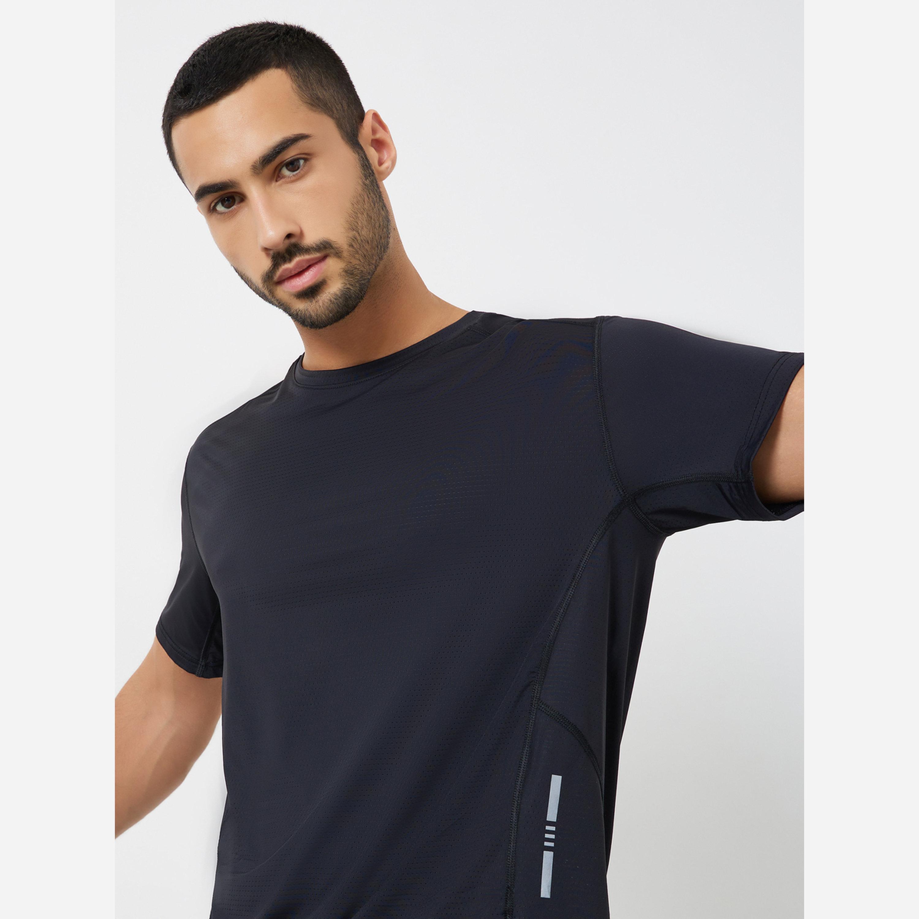 ستايلي - تيشيرت رياضي رجالي لون أسود سريع الجفاف-men-clothing-sportswearandactivewear-tshirtsandpolos-image-3