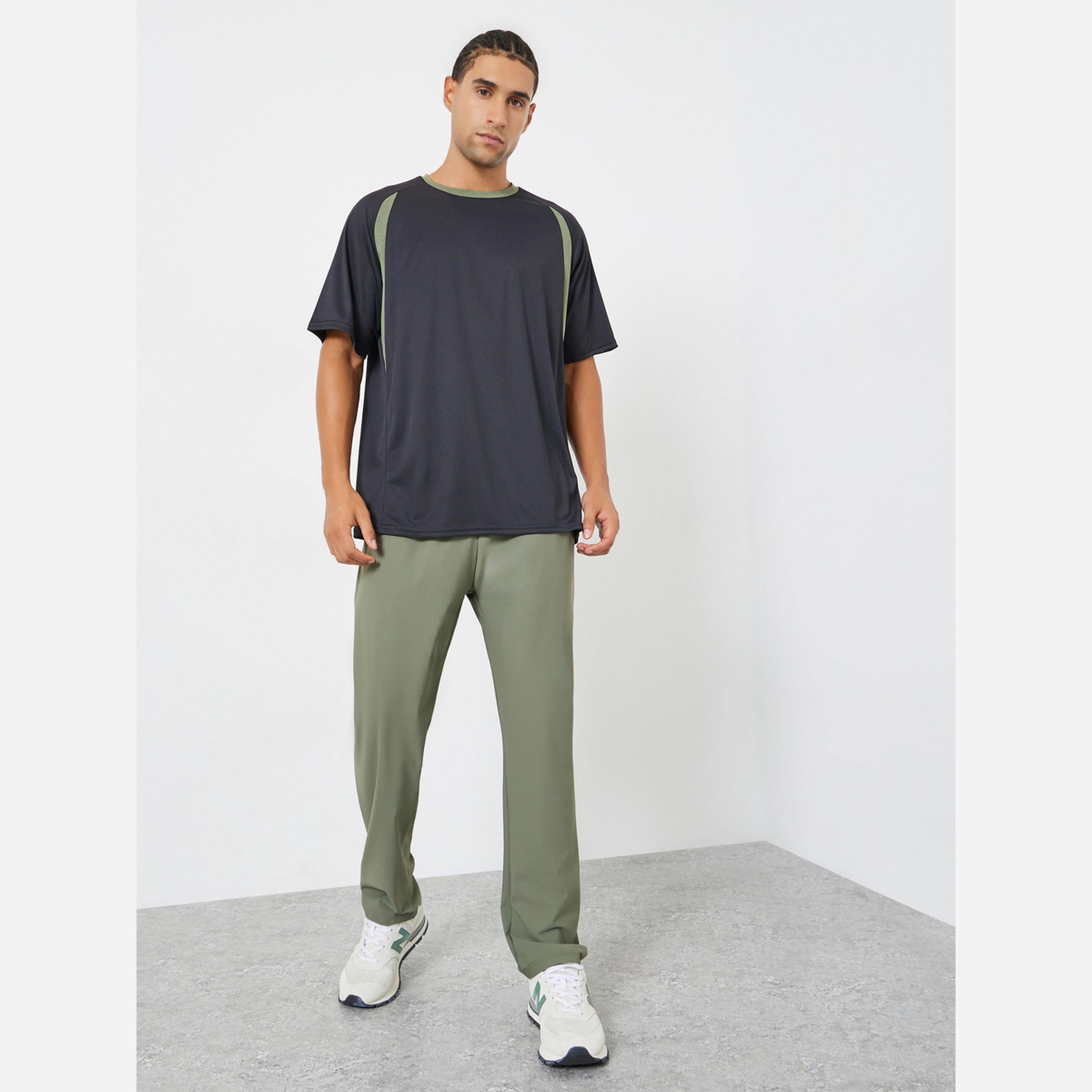 ستايلي - تيشيرت تدريب رجالي لون أسود تصميم متعدد الألوان-men-clothing-sportswearandactivewear-tshirtsandpolos-image-2