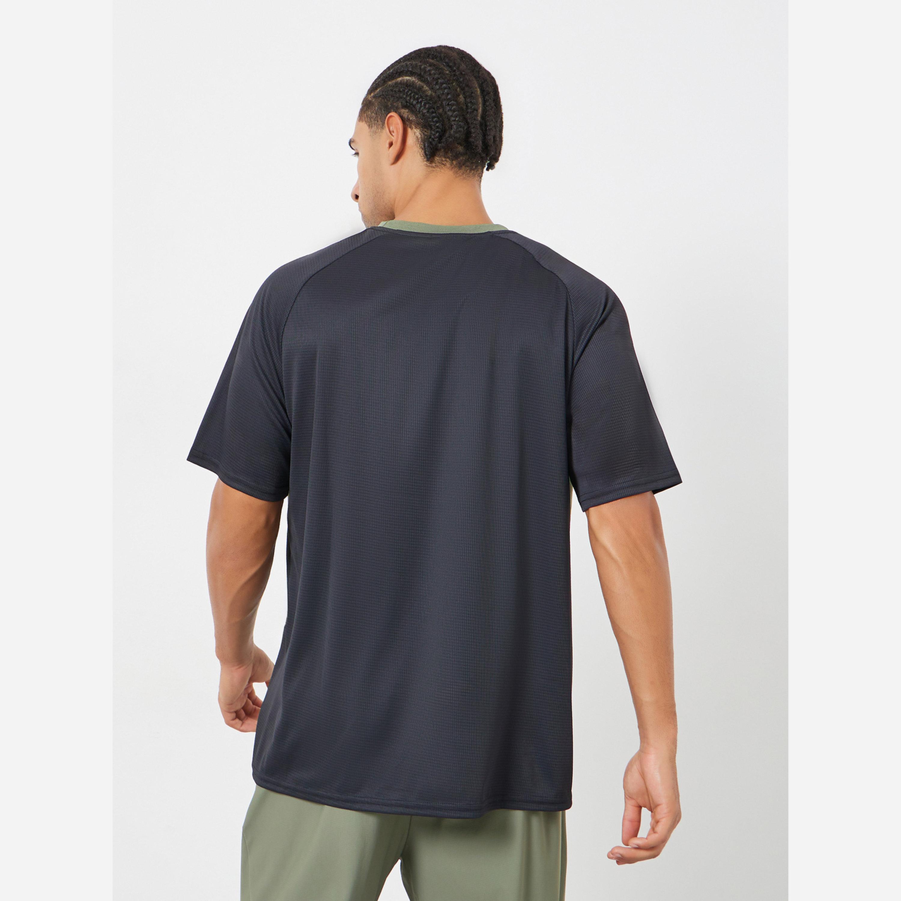 ستايلي - تيشيرت تدريب رجالي لون أسود تصميم متعدد الألوان-men-clothing-sportswearandactivewear-tshirtsandpolos-image-4