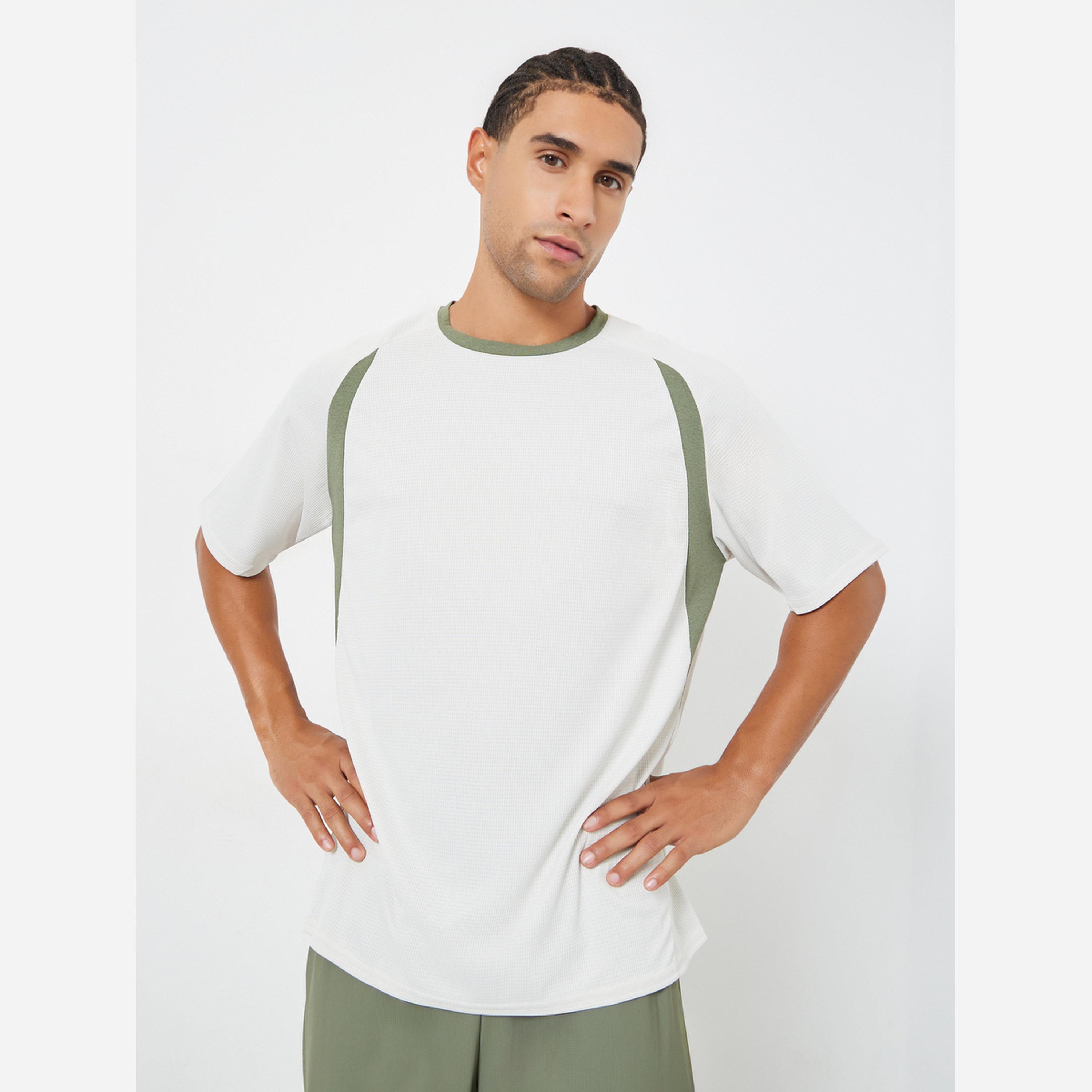 ستايلي - تيشيرت تدريب رجالي لون كريمي-men-clothing-sportswearandactivewear-tshirtsandpolos-image-1