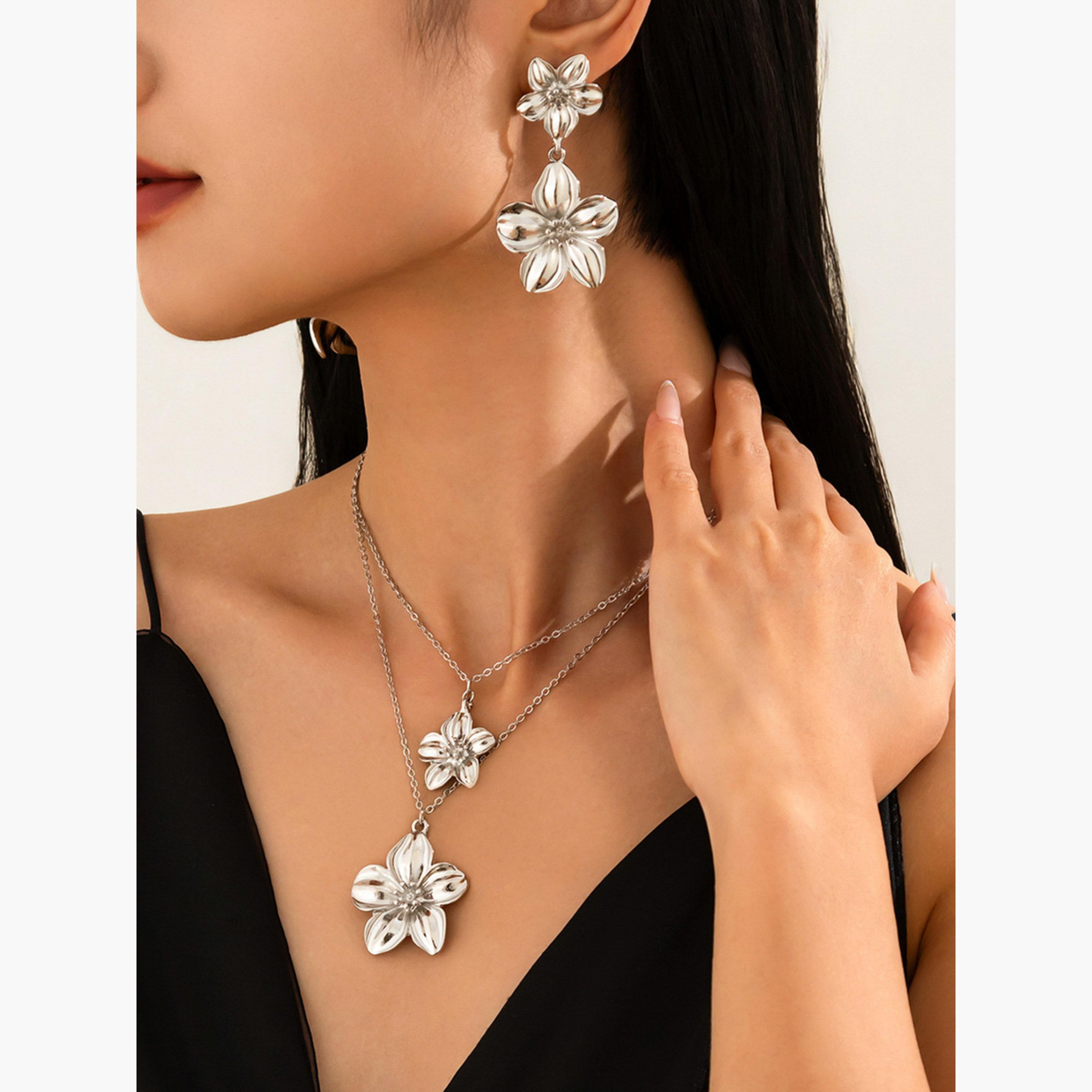 تيك تو - مجوهرات قلادة وأقراط على شكل زهرة-women-watchesandjewellery-jewellery-jewellerysets-image-3