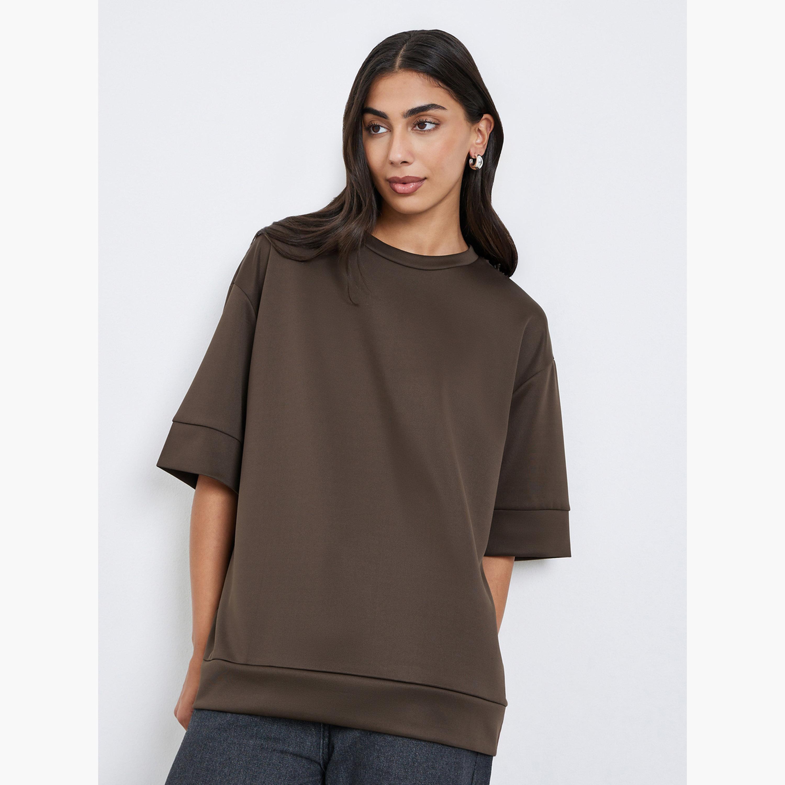 ستايلي - تي شيرت بني تصميم واسع برقبة دائرية للنساء-women-clothing-tshirts-image-1