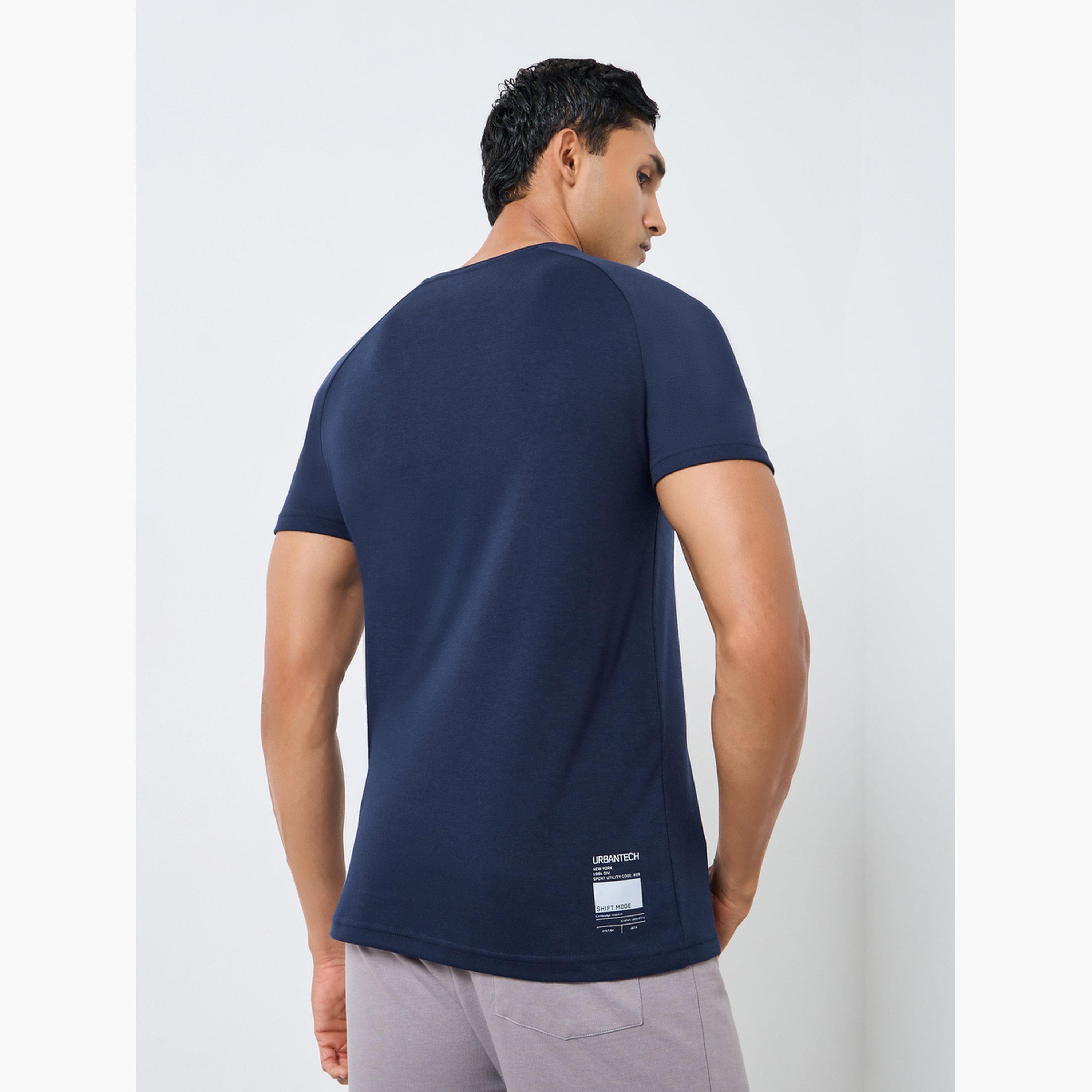 تيشيرت بأكمام ريجلان وقصة عادية للرجال-men-clothing-sportswearandactivewear-tshirtsandpolos-image-3