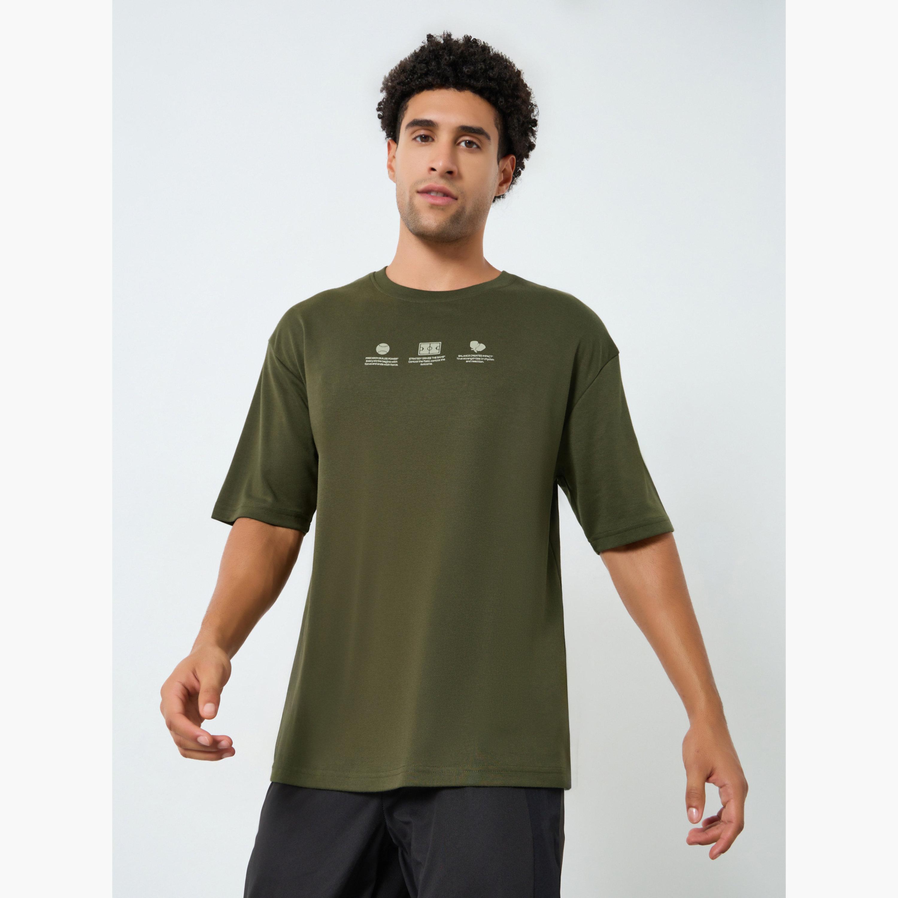 تيشيرت بقصة واسعة وطبعة صغيرة للرجال-men-clothing-sportswearandactivewear-tshirtsandpolos-image-1