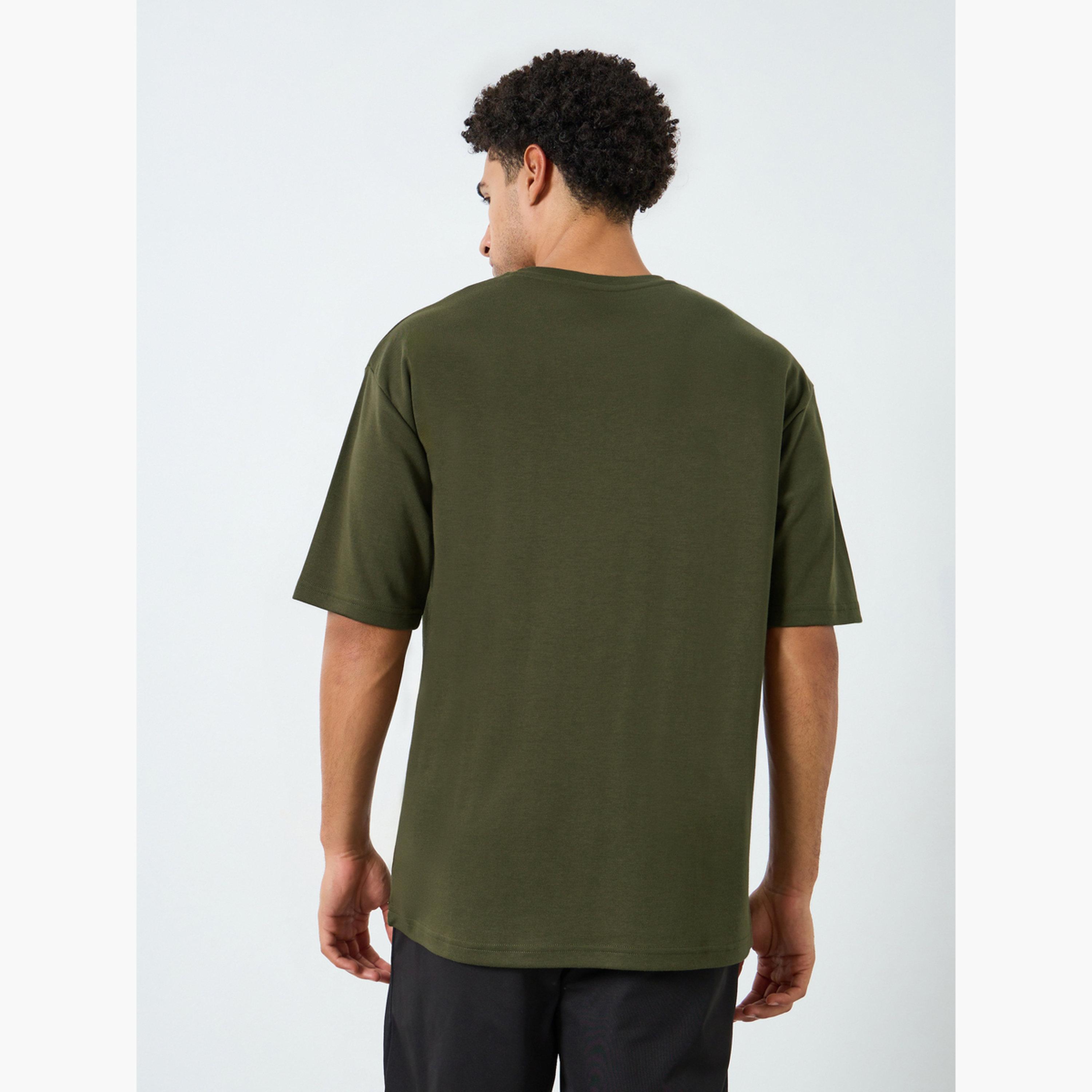 تيشيرت بقصة واسعة وطبعة صغيرة للرجال-men-clothing-sportswearandactivewear-tshirtsandpolos-image-3