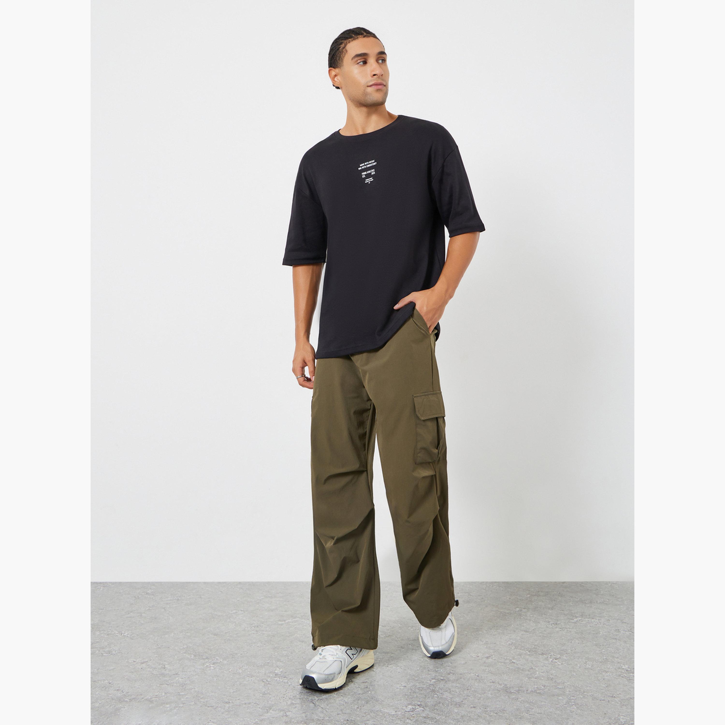 تيشيرت بقصة واسعة وطبعة شعار صغيرة للرجال-men-clothing-sportswearandactivewear-tshirtsandpolos-image-2