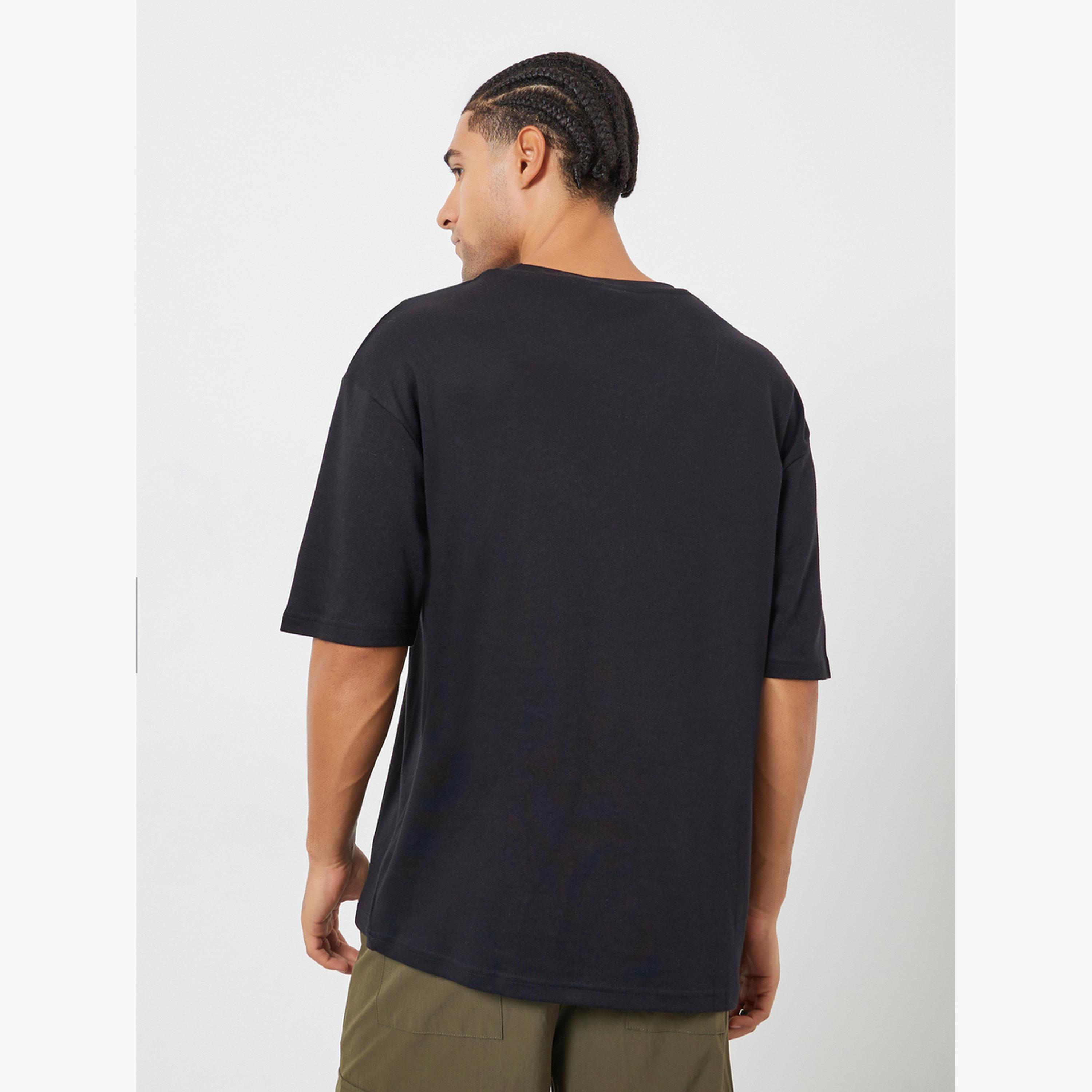 تيشيرت بقصة واسعة وطبعة شعار صغيرة للرجال-men-clothing-sportswearandactivewear-tshirtsandpolos-image-3