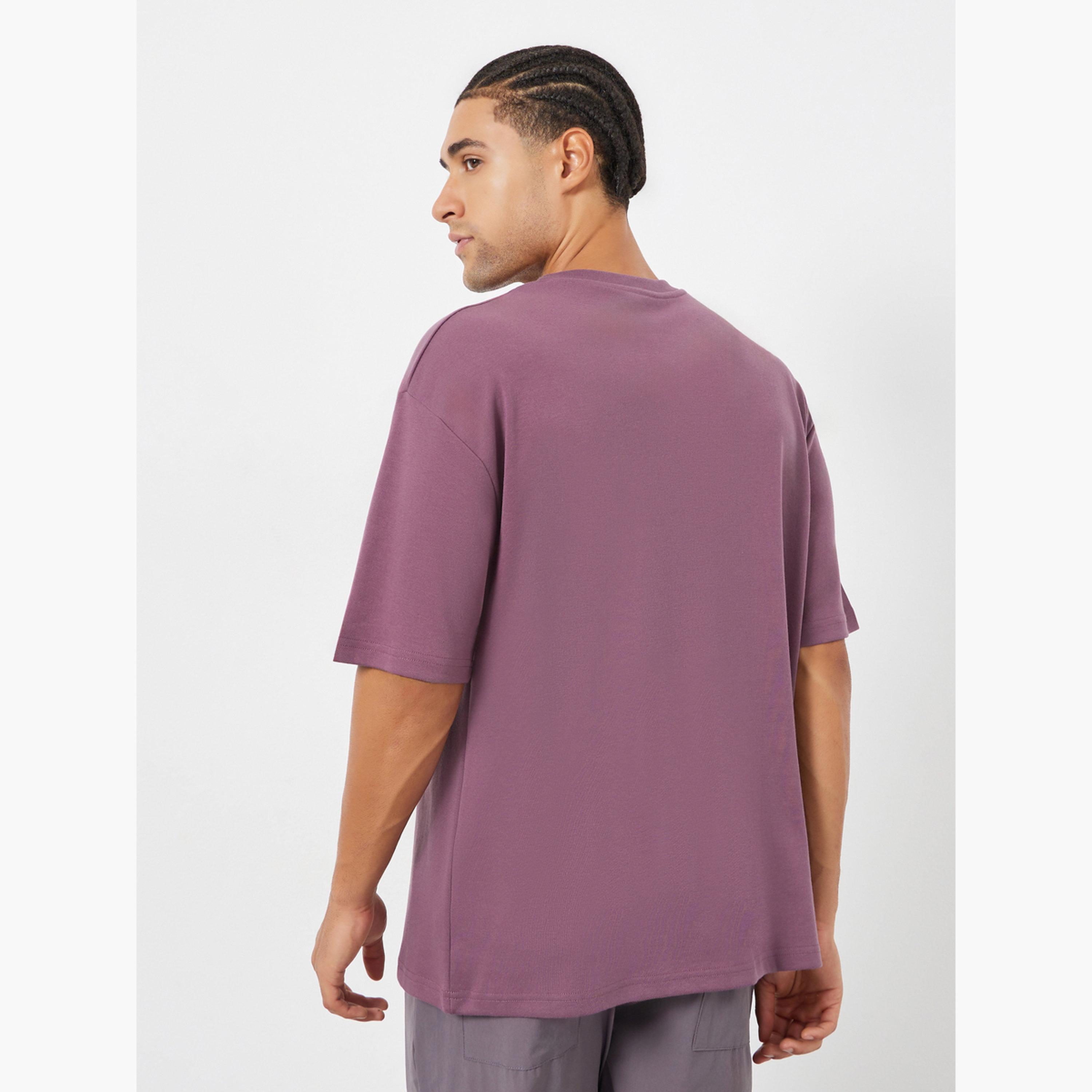 تيشيرت بقصة واسعة وطبعة شعار صغيرة للرجال-men-clothing-sportswearandactivewear-tshirtsandpolos-image-3