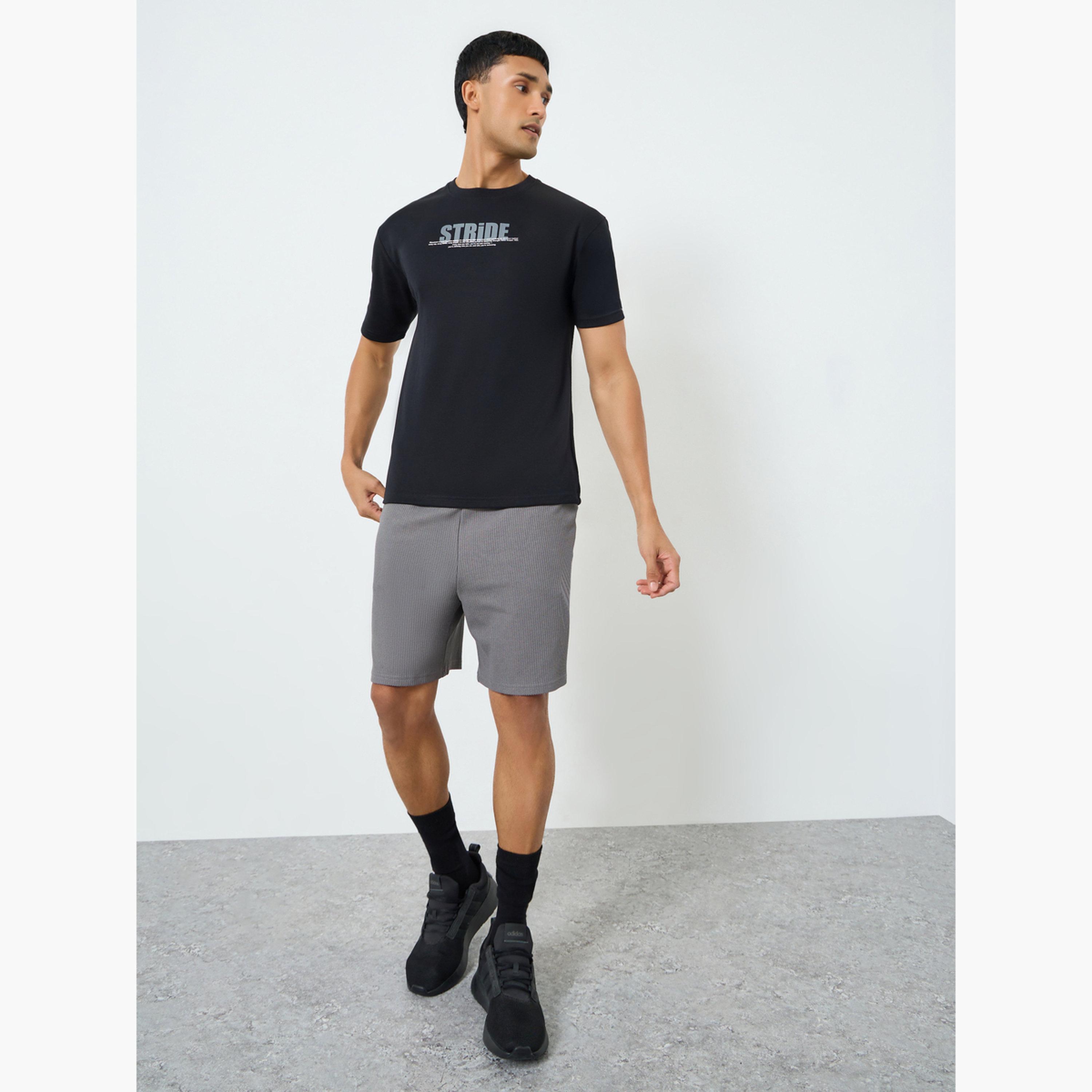 تيشيرت بقصة واسعة وطبعة شعار للرجال-men-clothing-sportswearandactivewear-tshirtsandpolos-image-2