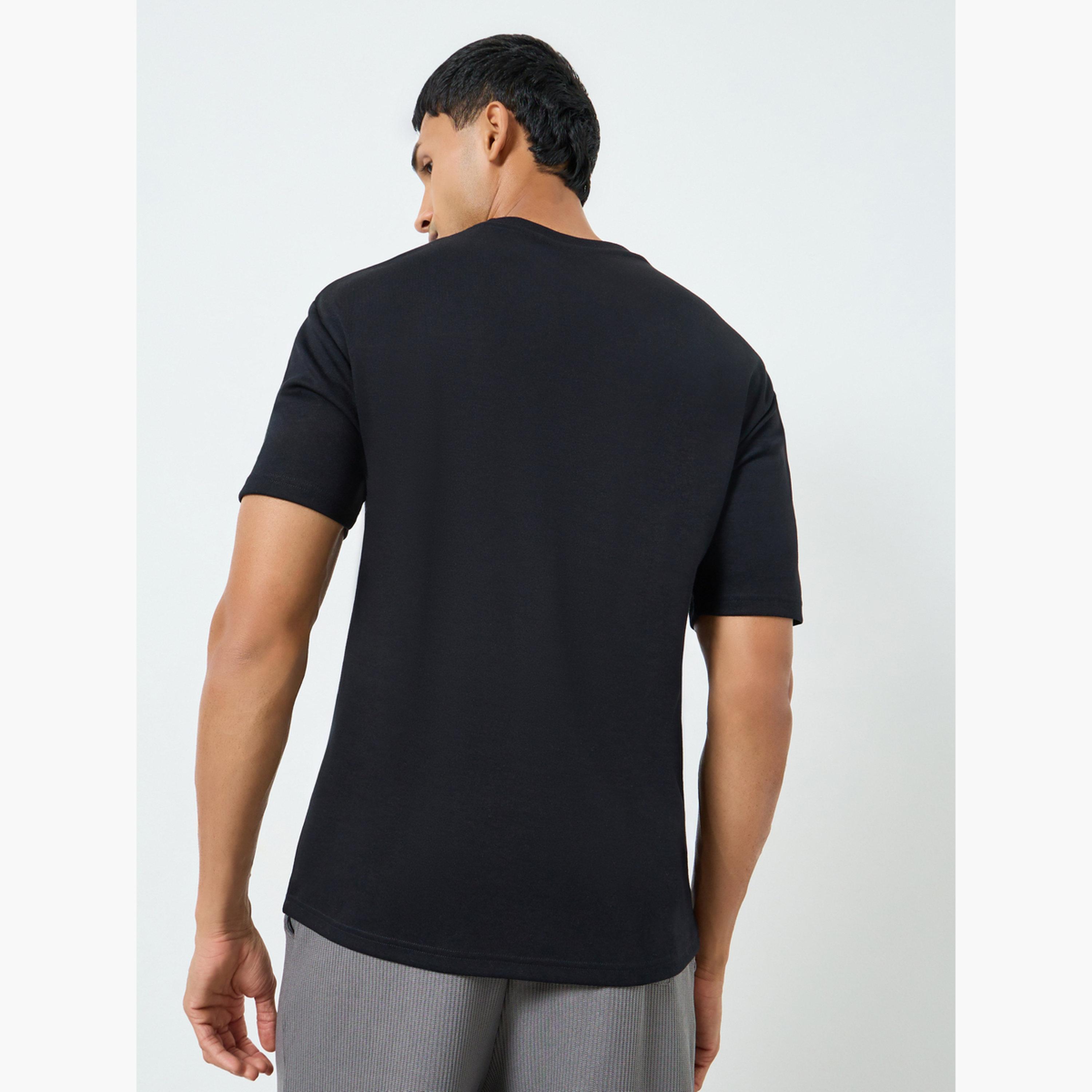 تيشيرت بقصة واسعة وطبعة شعار للرجال-men-clothing-sportswearandactivewear-tshirtsandpolos-image-3