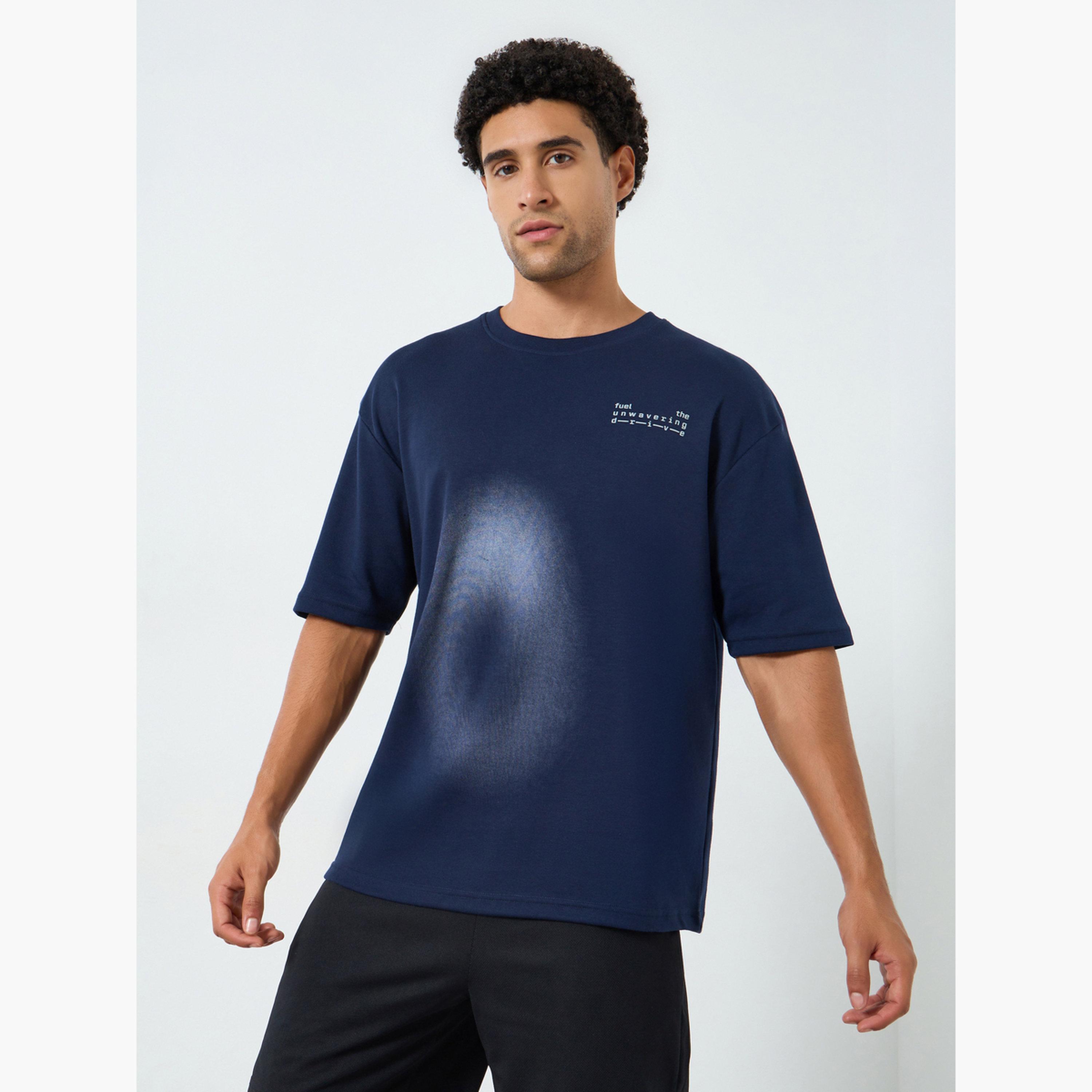 تيشيرت بقصة واسعة وطبعة حروف للرجال-men-clothing-sportswearandactivewear-tshirtsandpolos-image-1