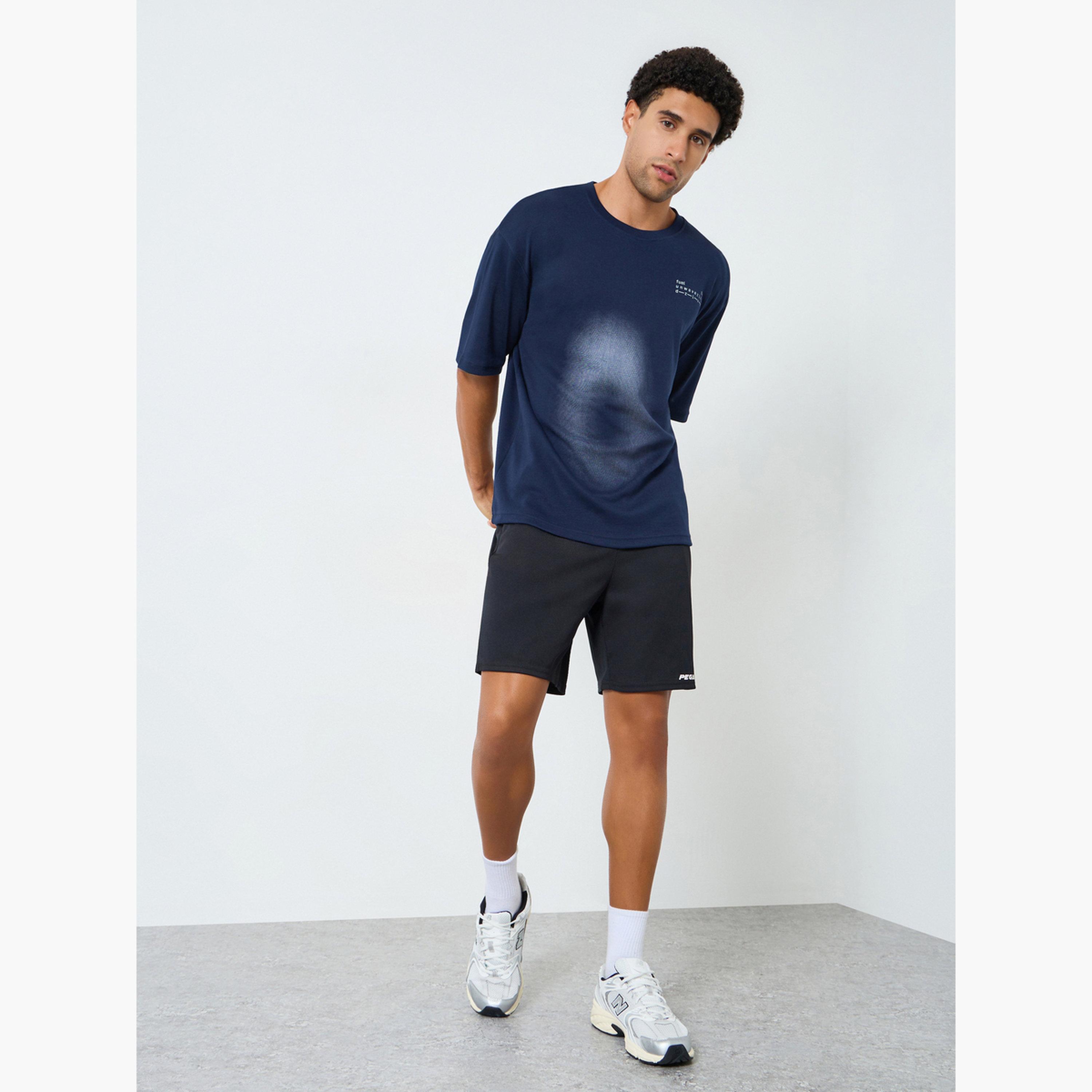 تيشيرت بقصة واسعة وطبعة حروف للرجال-men-clothing-sportswearandactivewear-tshirtsandpolos-image-2