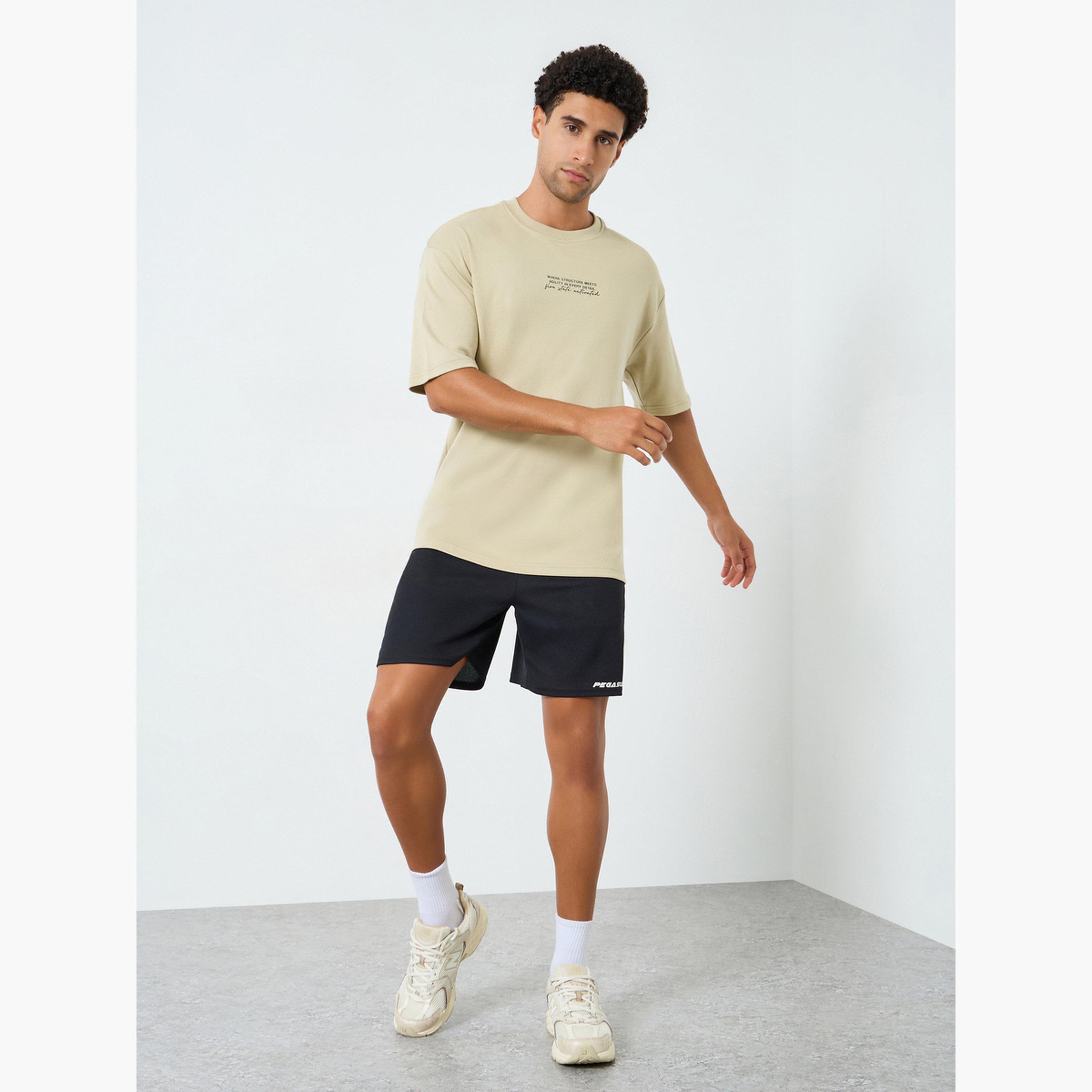 تيشيرت بقصة واسعة وطبعة أمامية صغيرة للرجال-men-clothing-sportswearandactivewear-tshirtsandpolos-image-2
