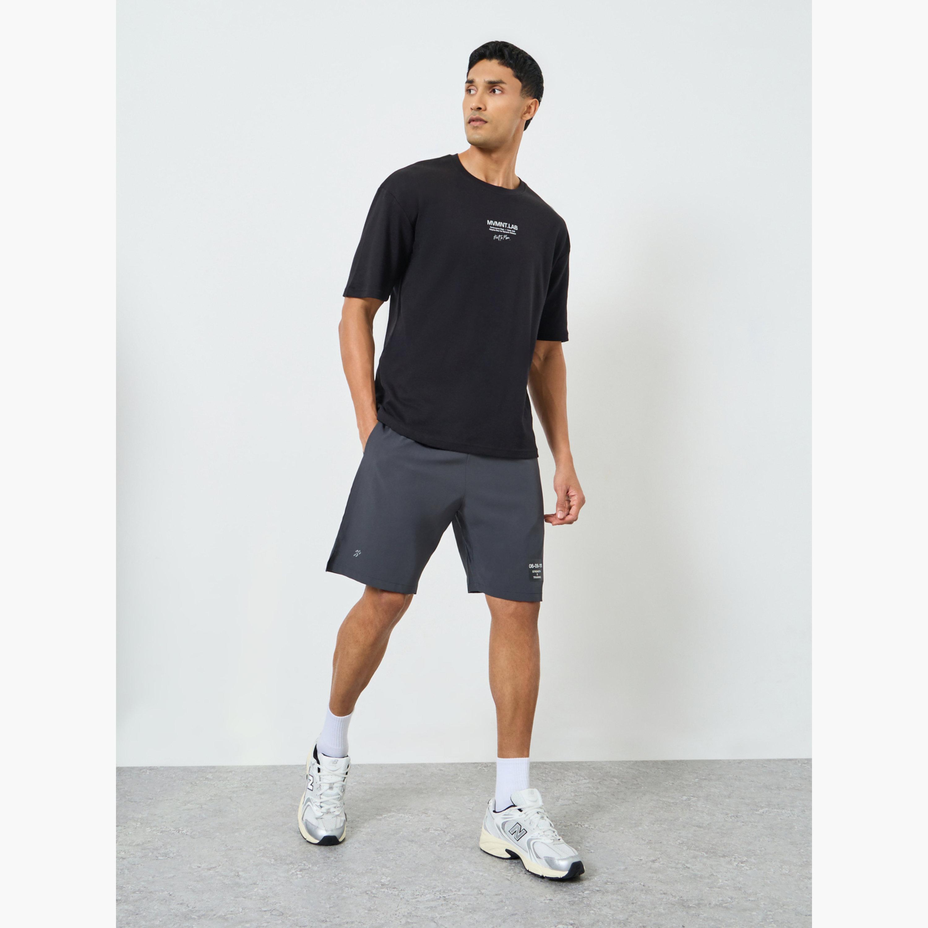 تيشيرت بقصة واسعة وطبعة أمامية صغيرة للرجال-men-clothing-sportswearandactivewear-tshirtsandpolos-image-2