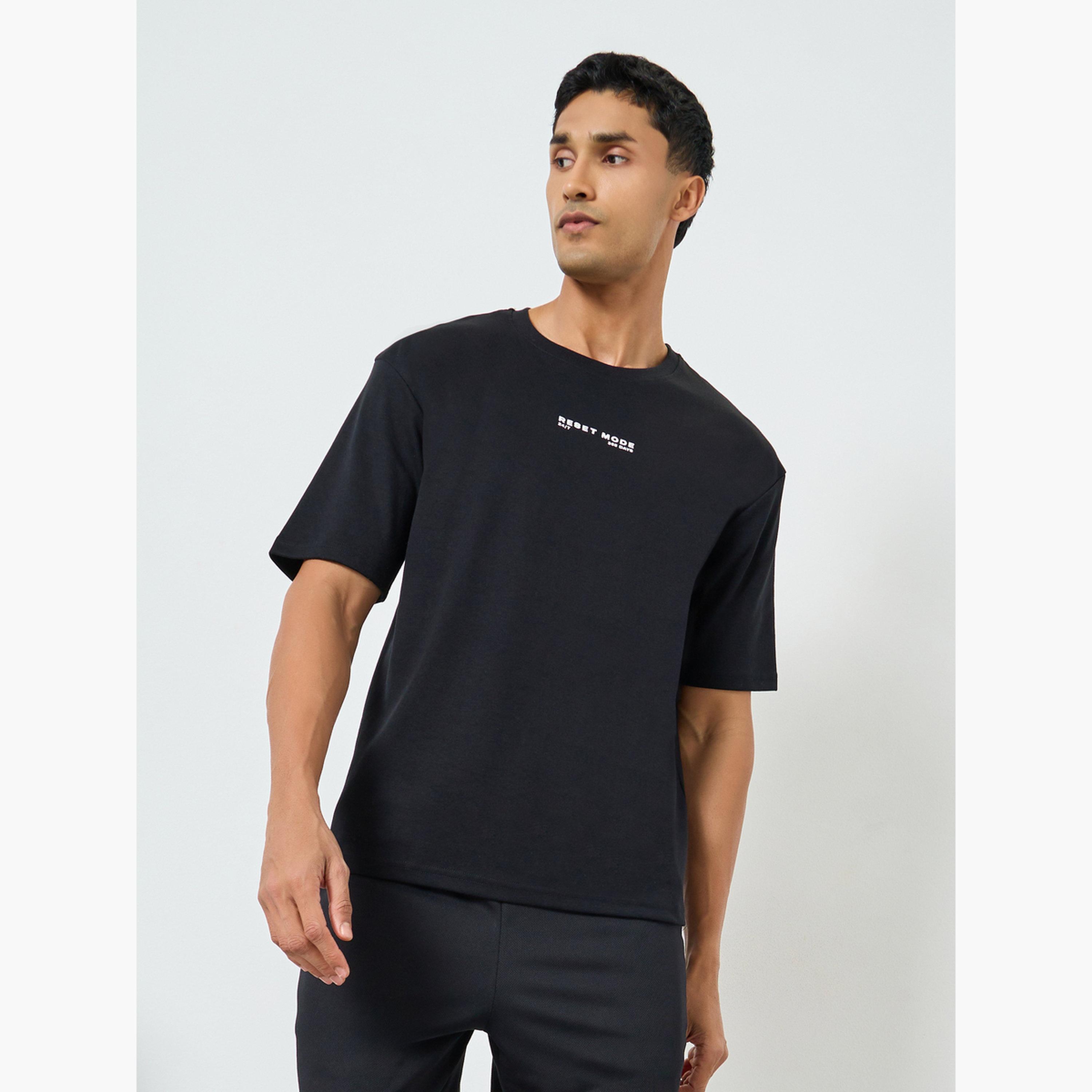 تيشيرت بقصة واسعة وطبعة أمامية صغيرة للرجال-men-clothing-sportswearandactivewear-tshirtsandpolos-image-1