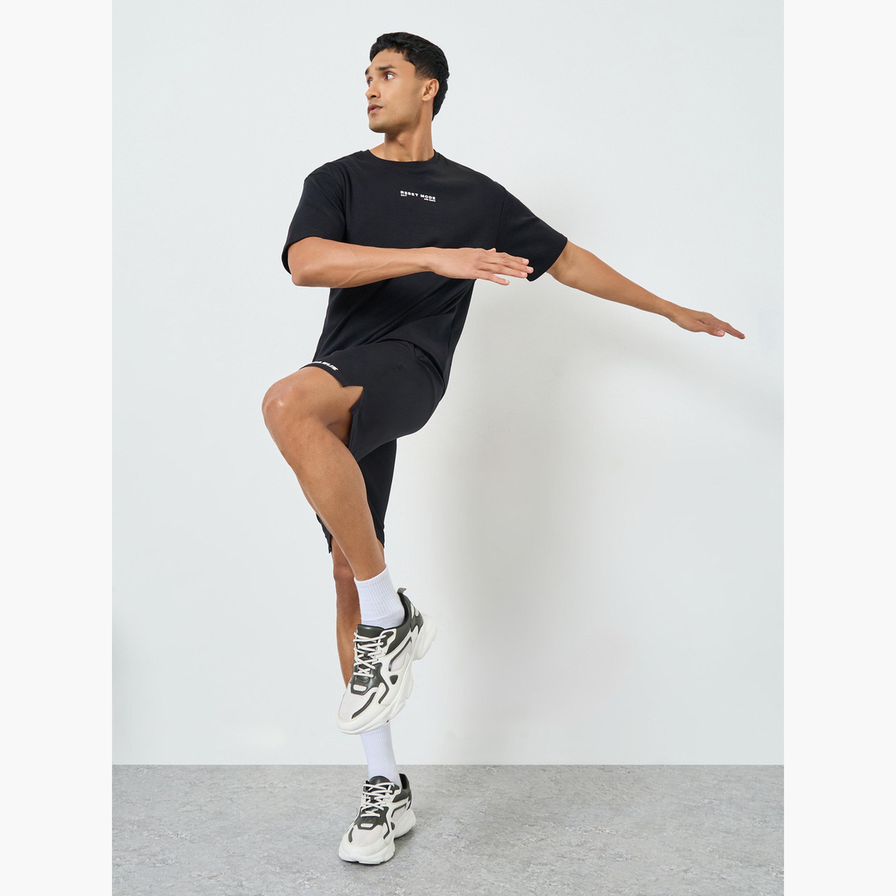 تيشيرت بقصة واسعة وطبعة أمامية صغيرة للرجال-men-clothing-sportswearandactivewear-tshirtsandpolos-image-2