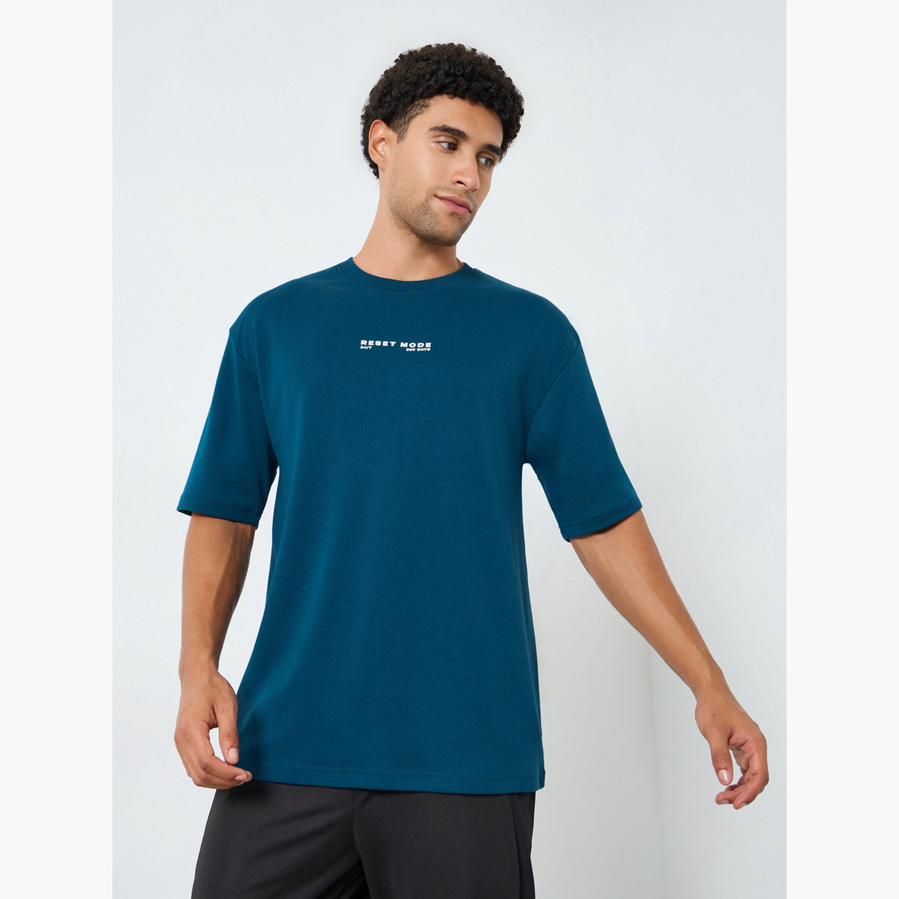 تيشيرت بقصة واسعة وطبعة أمامية صغيرة للرجال-men-clothing-sportswearandactivewear-tshirtsandpolos-image-1