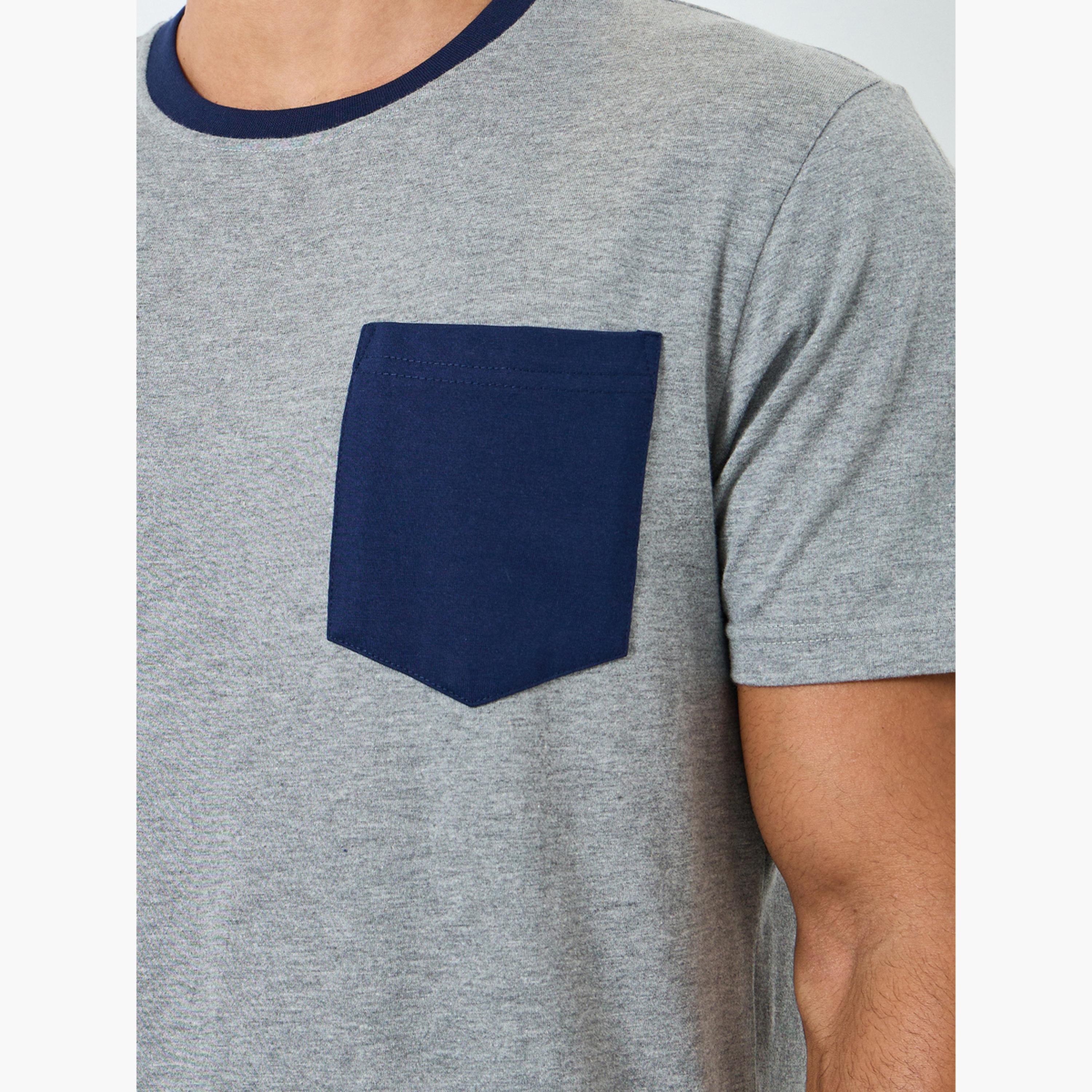 طقم بيجاما من شورت وتيشيرت بتفاصيل جيب مُتباين-men-clothing-nightwear-sets-image-3