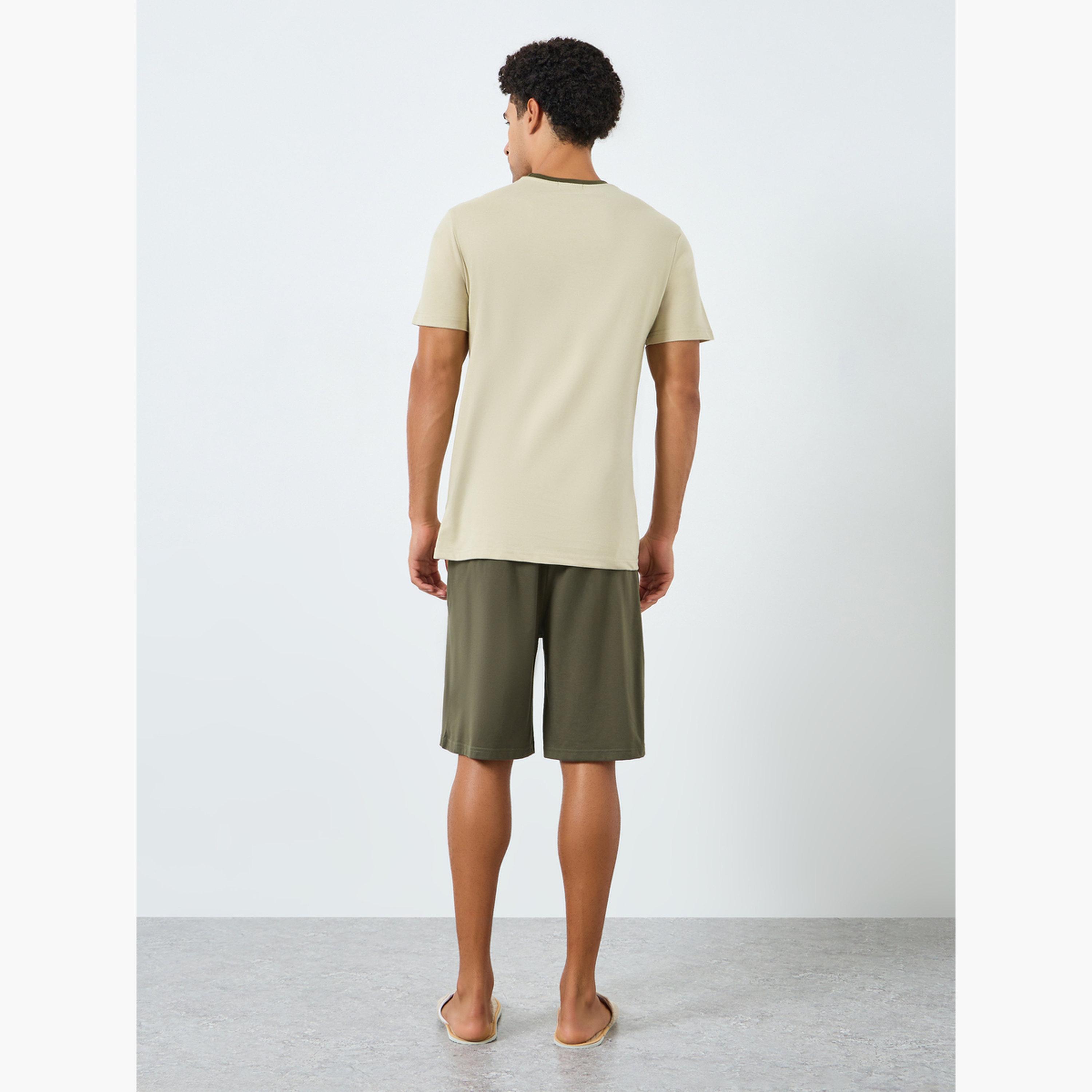 طقم بيجاما من شورت وتيشيرت بتفاصيل جيب مُتباين-men-clothing-nightwear-sets-image-2