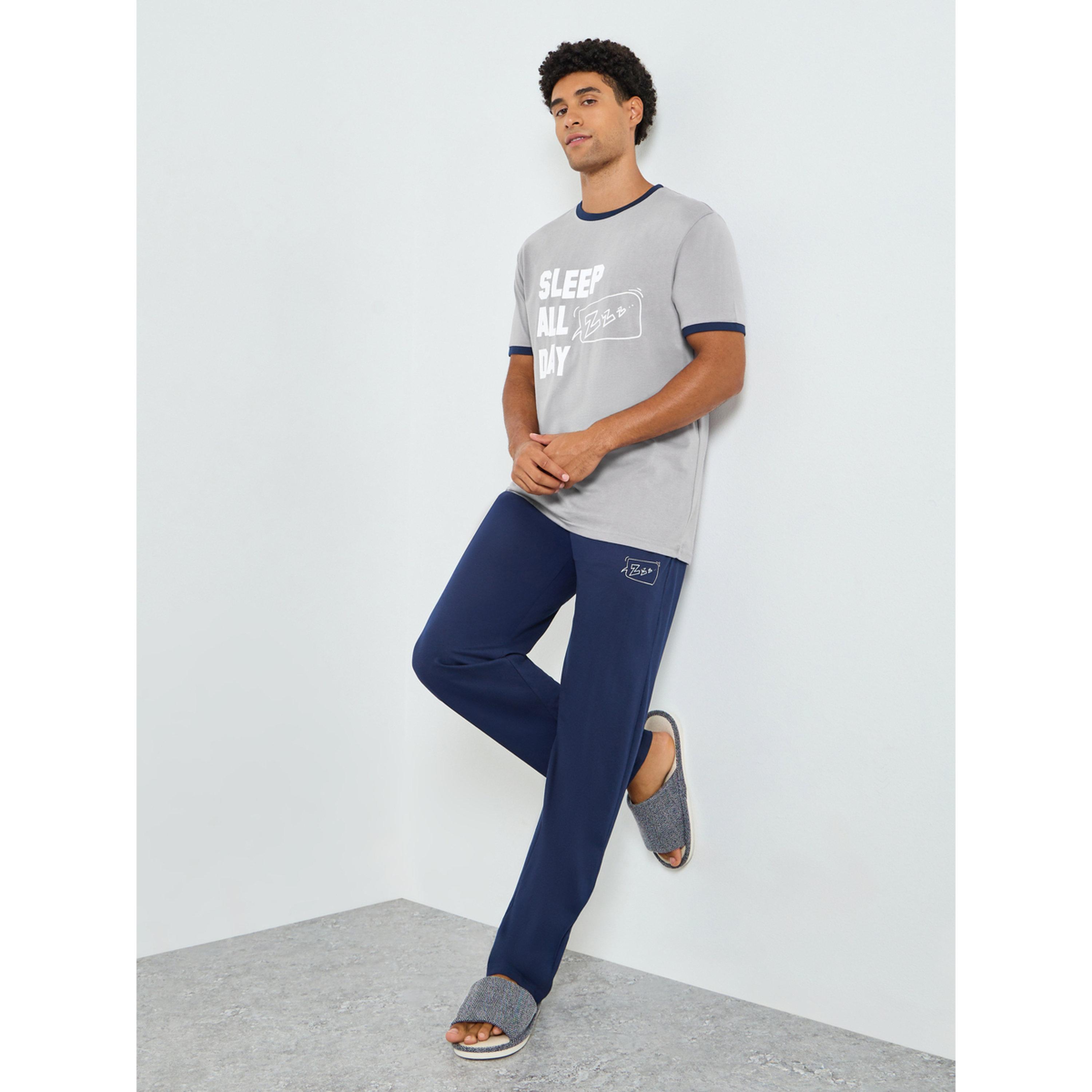 طقم بيجاما من بنطال وتيشيرت بطبعة جرافيك-men-clothing-nightwear-sets-image-1
