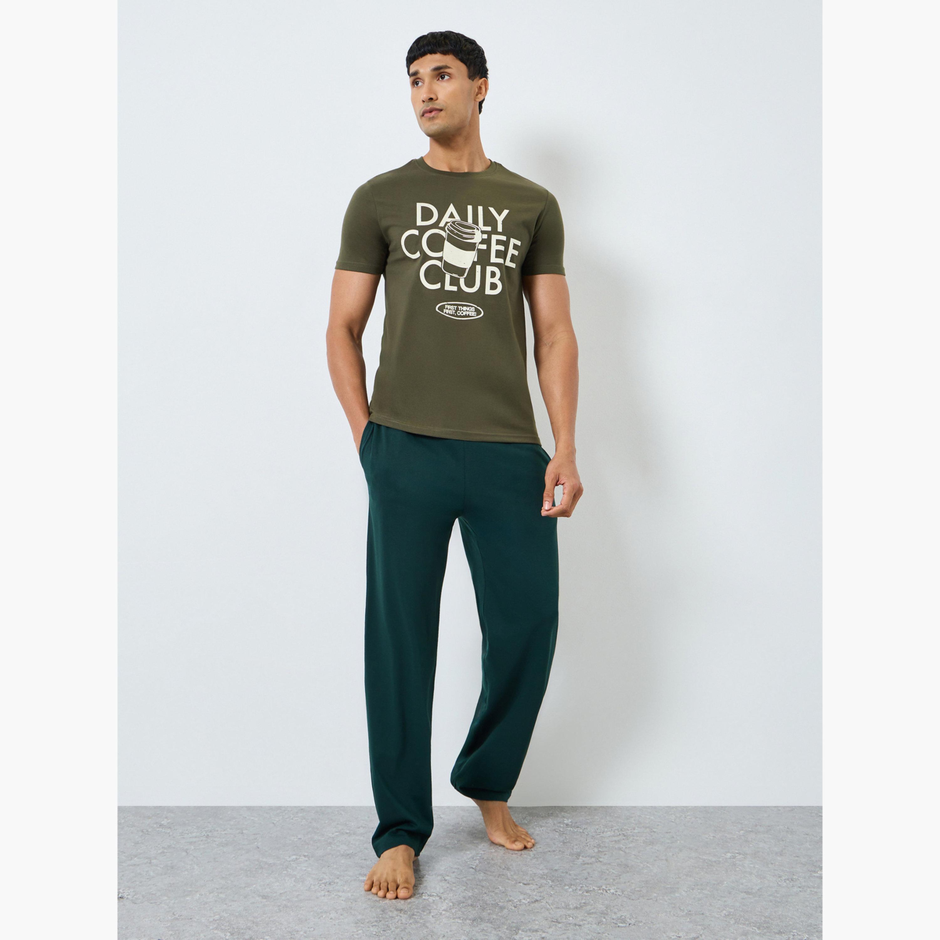 طقم بيجاما من بنطال وتيشيرت بطبعة جرافيك للرجال-men-clothing-nightwear-sets-image-1