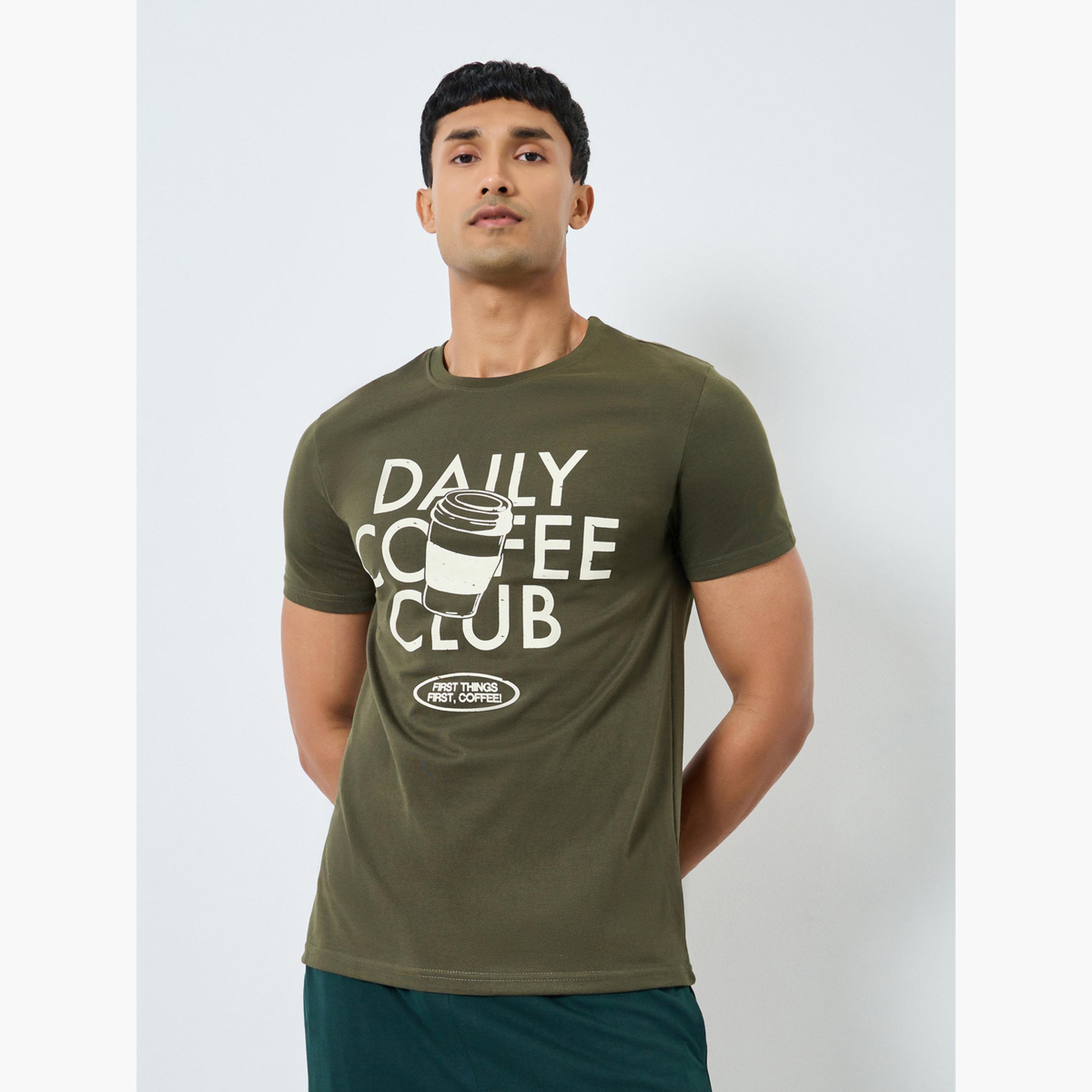 طقم بيجاما من بنطال وتيشيرت بطبعة جرافيك للرجال-men-clothing-nightwear-sets-image-2