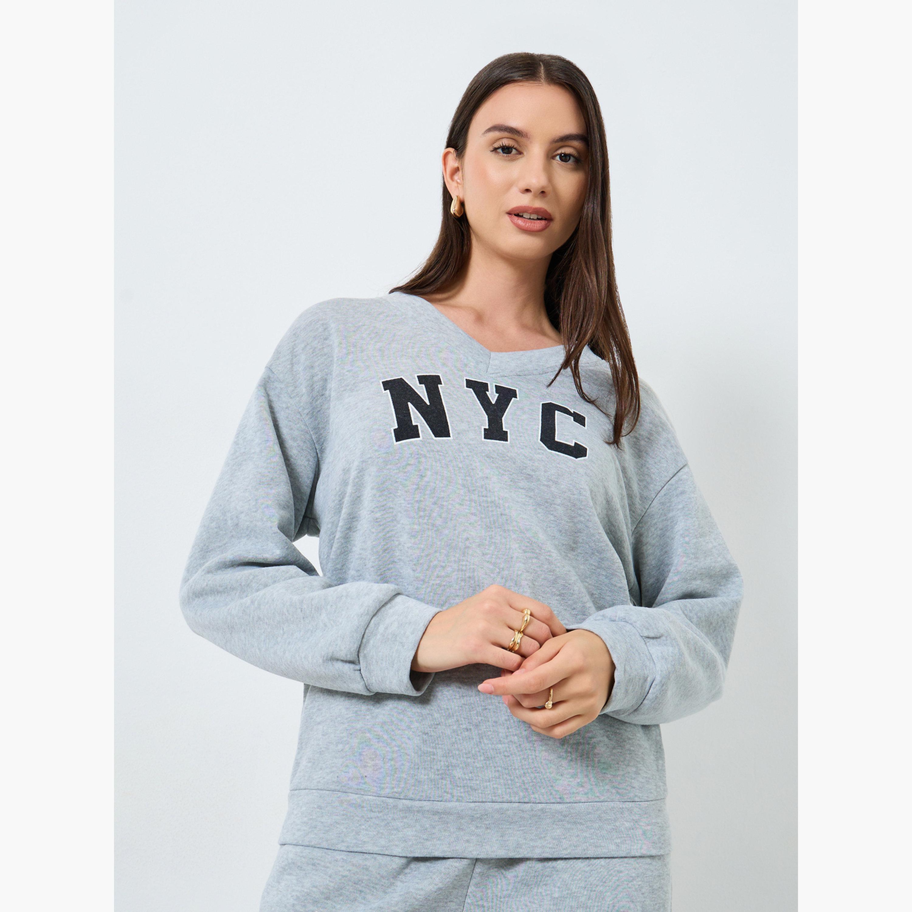 ستايلي - طقم سويت شيرت وبنطال رياضي بطبعة مدينة نيويورك لون رمادي-women-clothing-coordsets-image-2