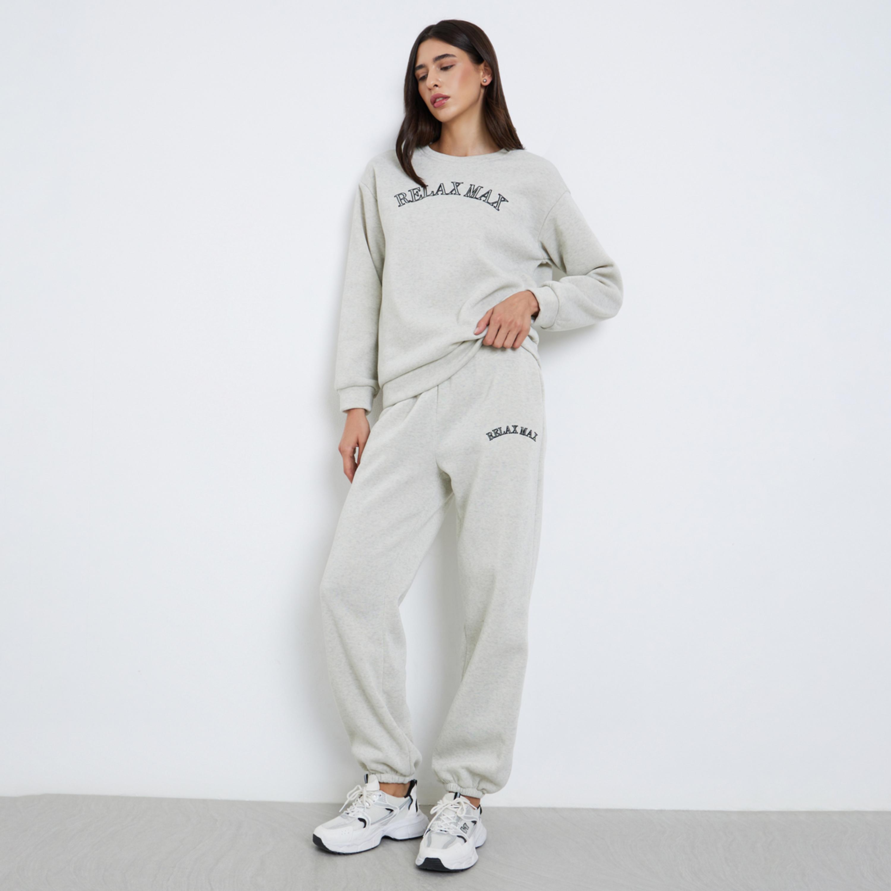ستايلي - طقم سويت شيرت وبنطال رياضي مطرز بشعار-women-clothing-coordsets-image-1