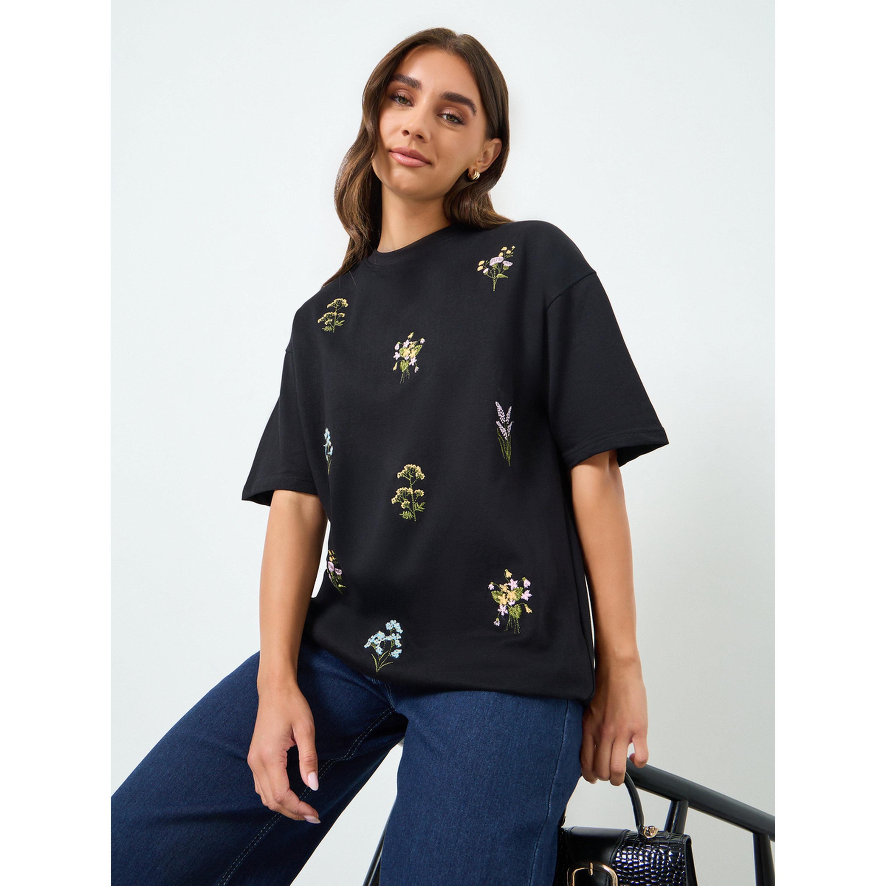 تيشيرت واسع بتفاصيل مُطرّزة-women-clothing-tshirts-image-3
