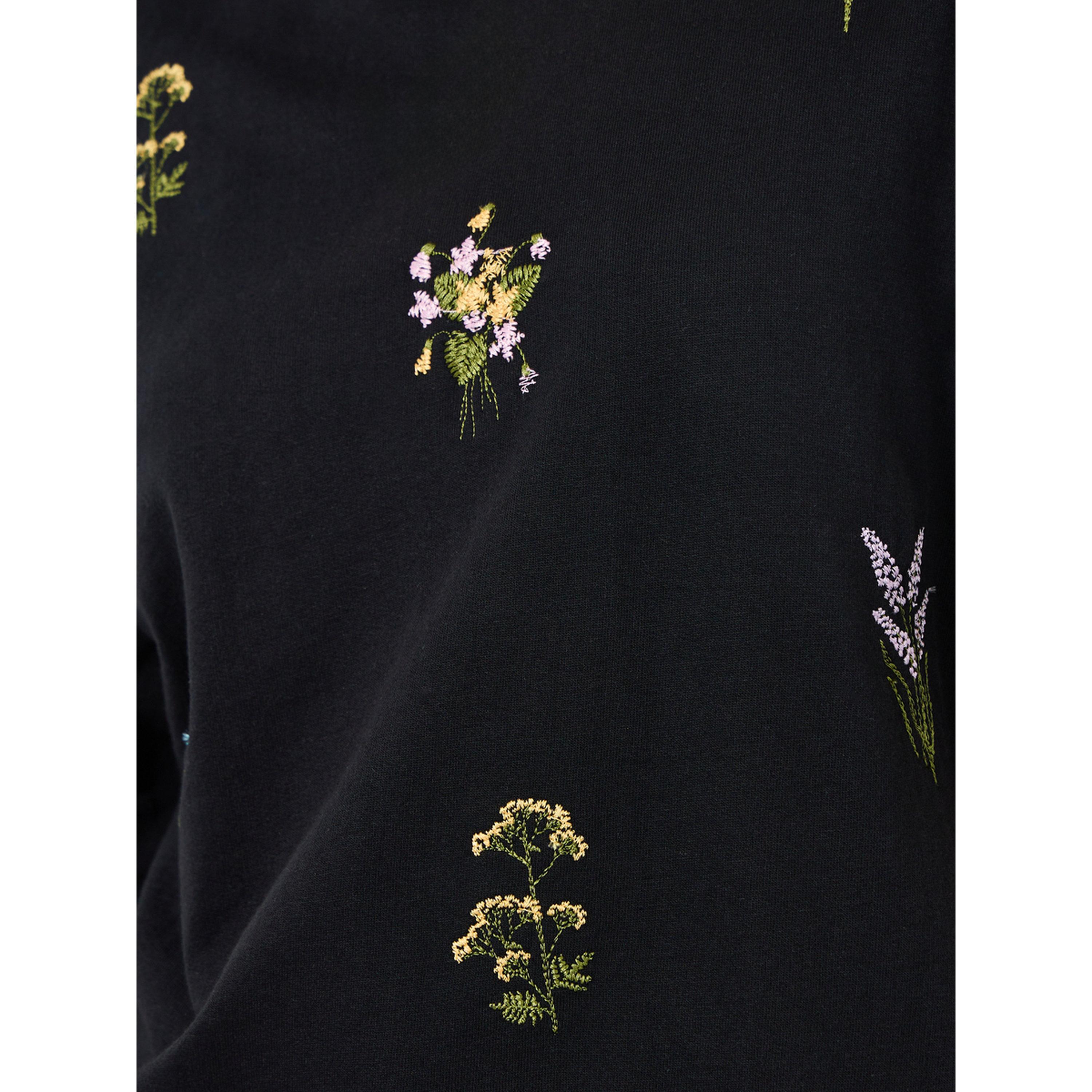 تيشيرت واسع بتفاصيل مُطرّزة-women-clothing-tshirts-image-5