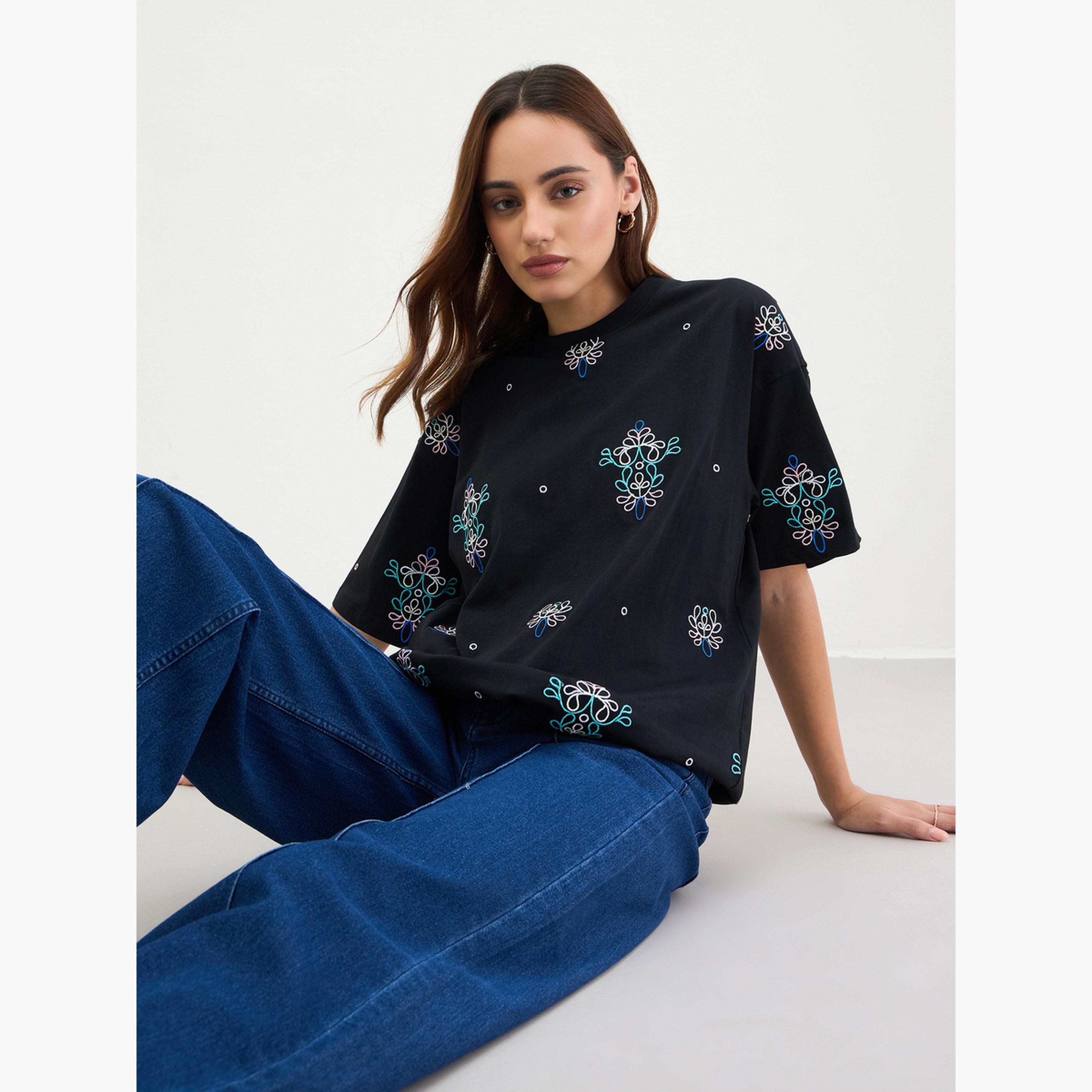 ستايلي - تي شيرت أسود مطرز مقاس واسع-women-clothing-tshirts-image-3
