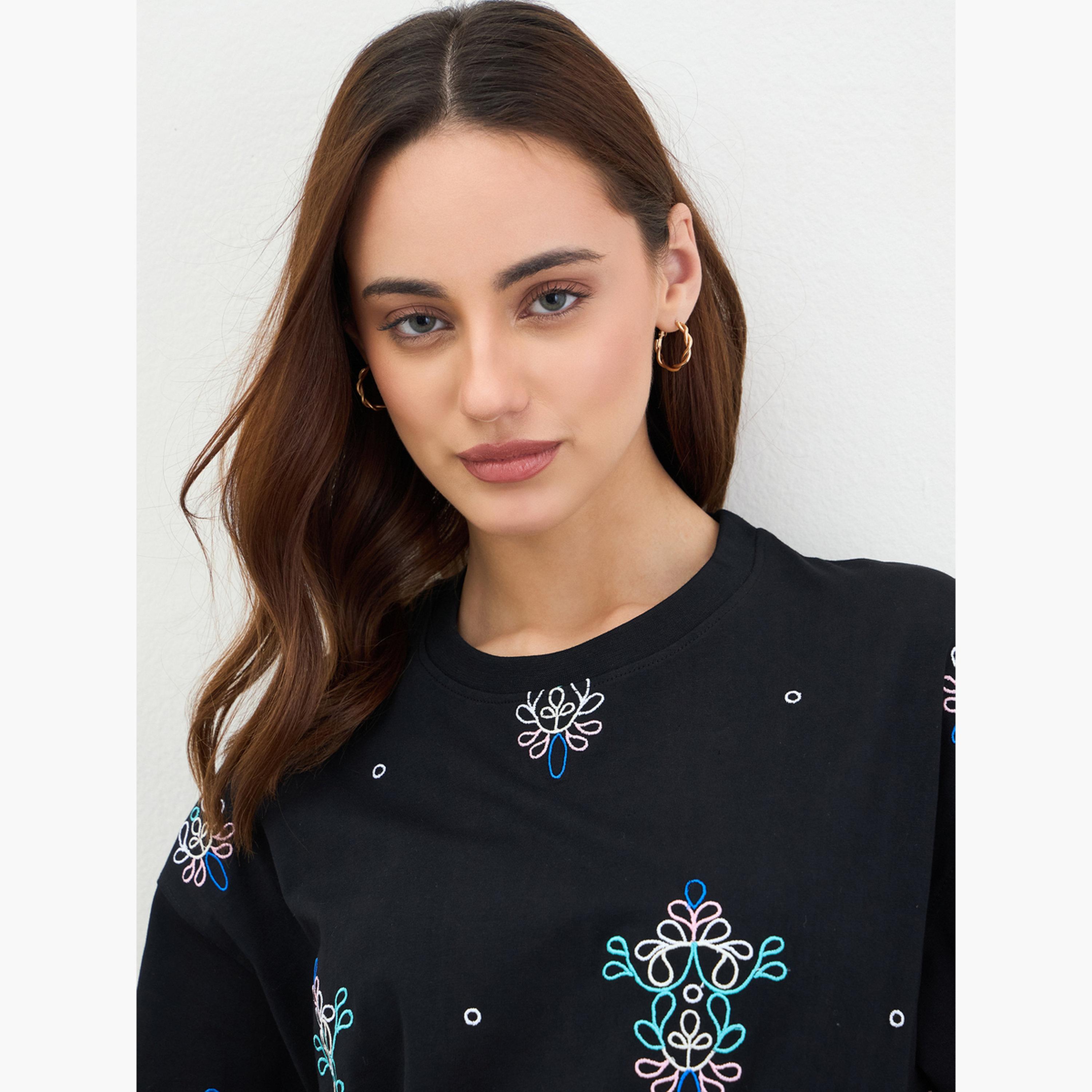 ستايلي - تي شيرت أسود مطرز مقاس واسع-women-clothing-tshirts-image-4