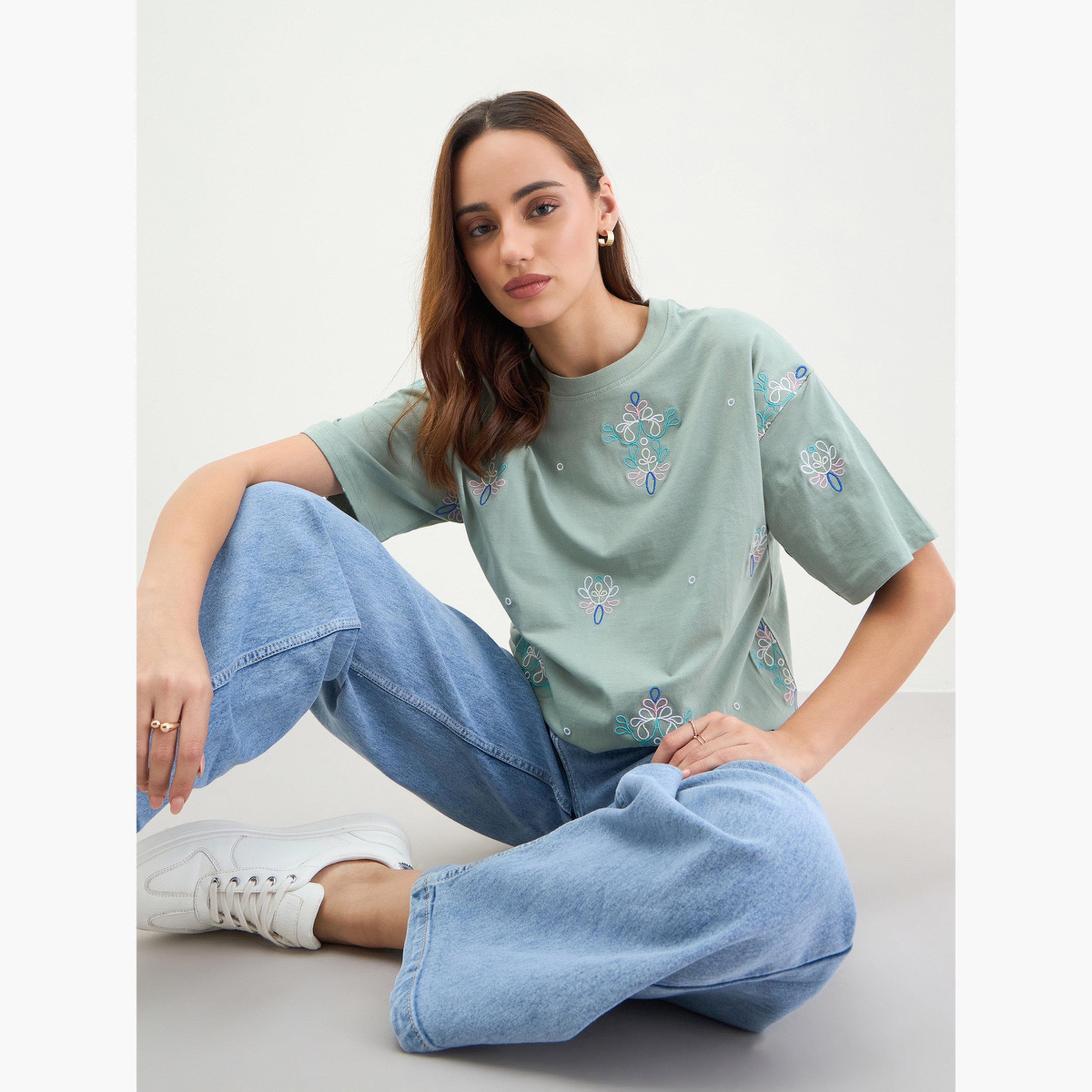 ستايلي - تي شيرت أخضر مطرز مقاس واسع-women-clothing-tshirts-image-3