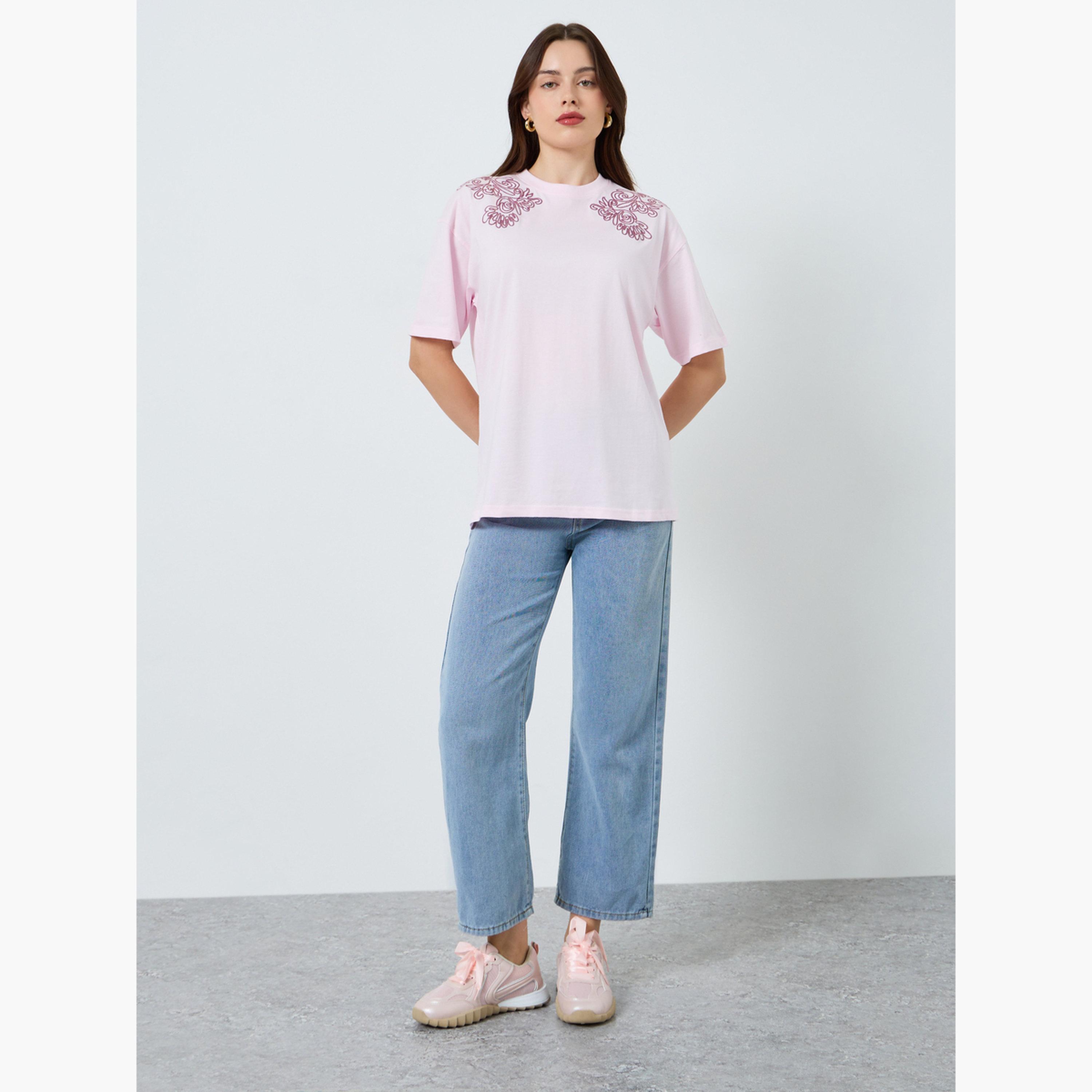 تيشيرت قطن 100% بتطريز زهور متناسق اللون-women-clothing-tshirts-image-2