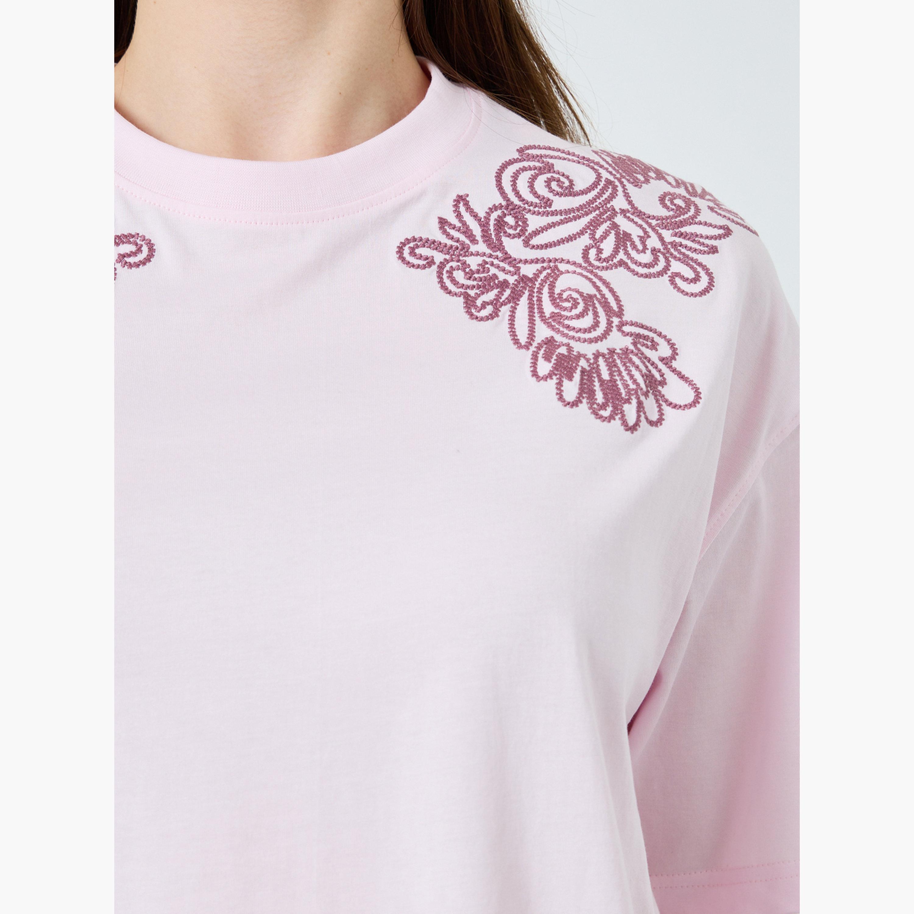 تيشيرت قطن 100% بتطريز زهور متناسق اللون-women-clothing-tshirts-image-4