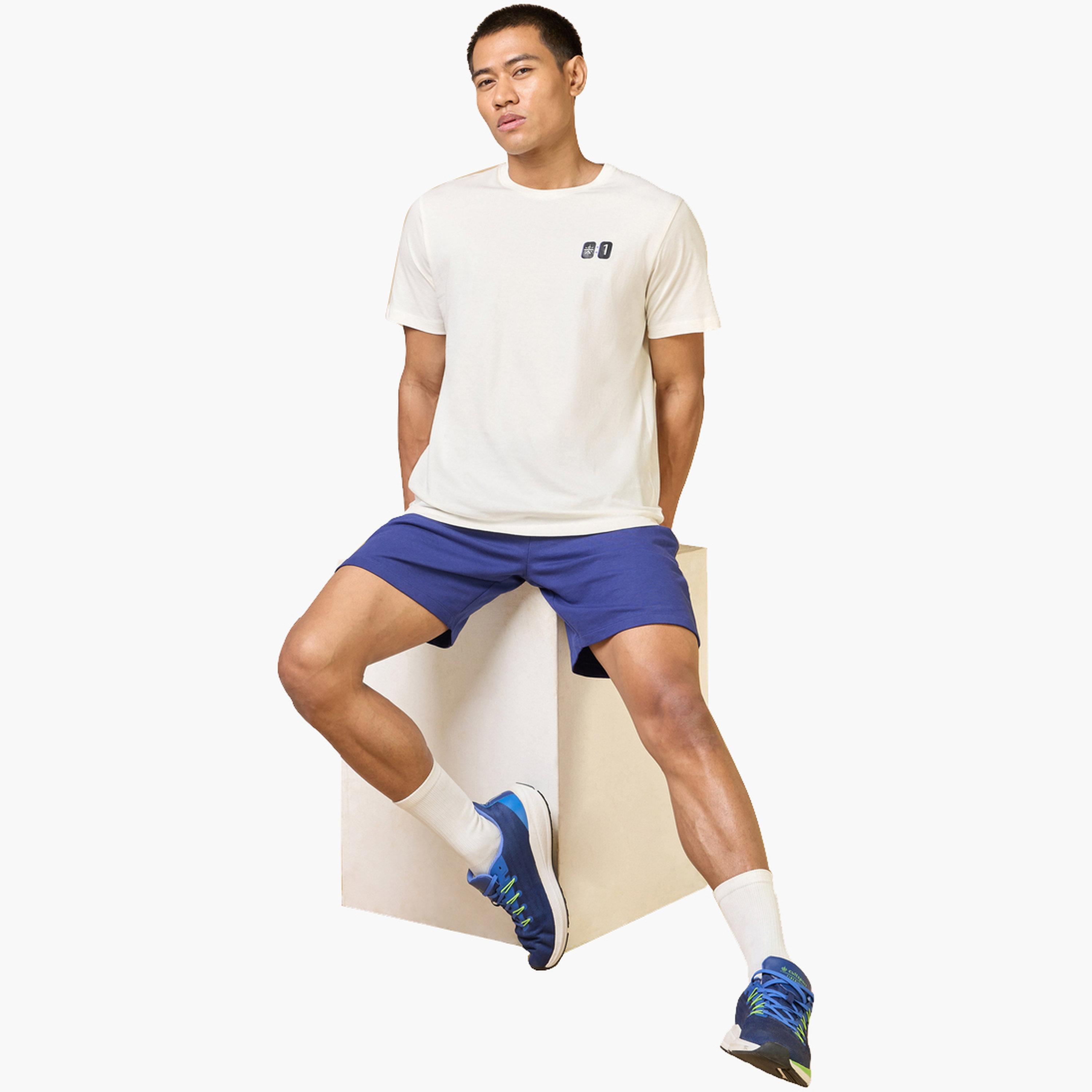 كوالت × ستايلي - تي شيرت رجالي بأكمام قصيرة وطبعة جرافيكية لون اوف وايت-men-clothing-tshirtsandpolos-tshirts-image-2