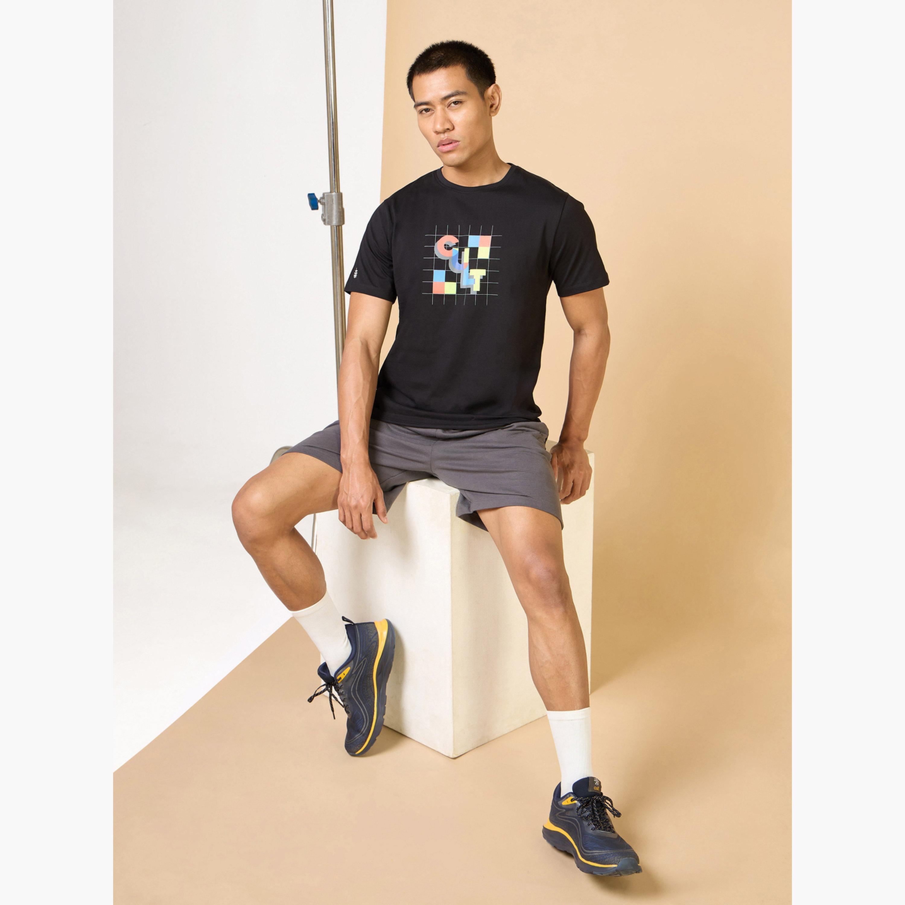 كولت × ستايلي - تي شيرت أسود بأكمام قصيرة وطبعة جرافيكية للرجال-men-clothing-sportswearandactivewear-tshirtsandpolos-image-2