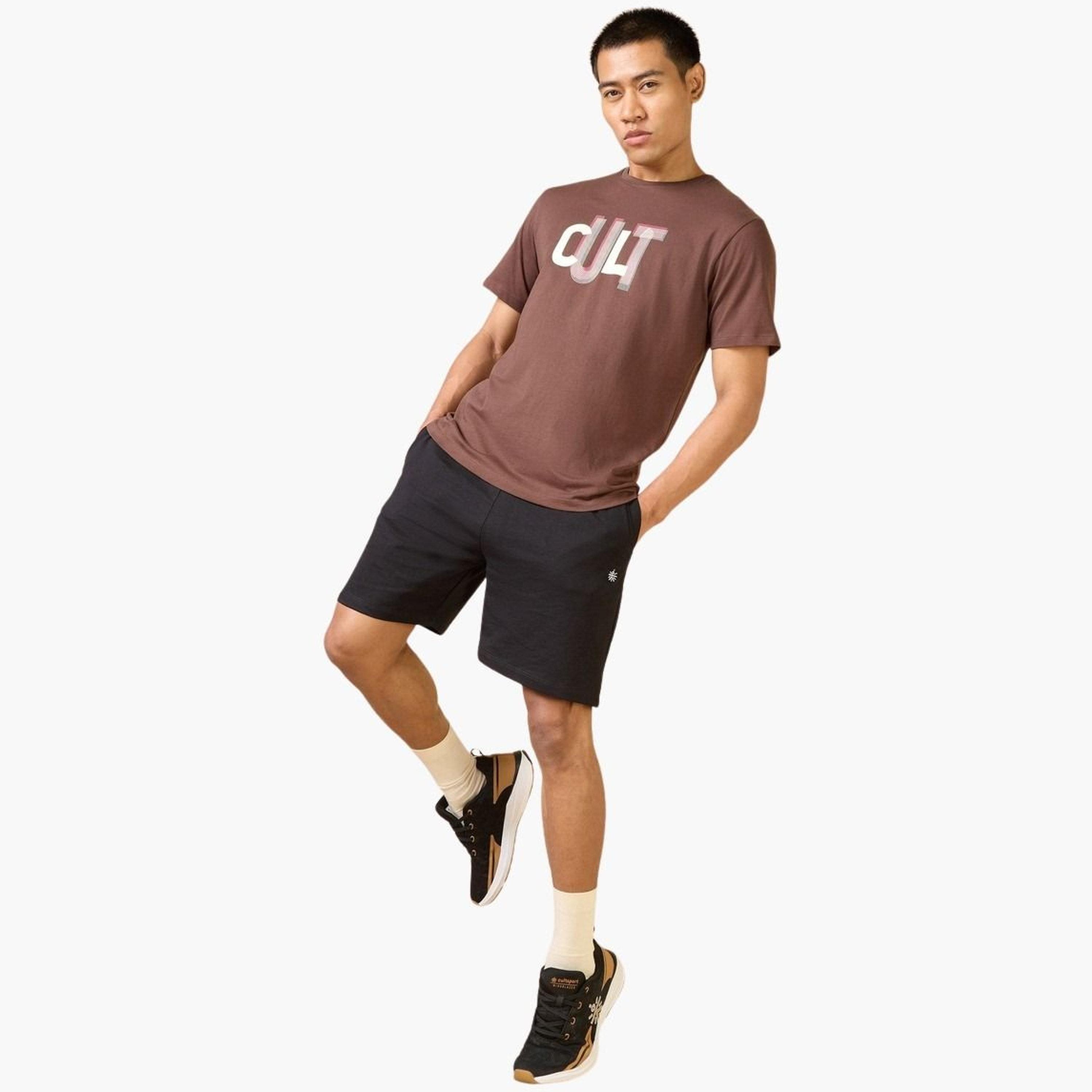 كولت × ستايلي - تي شيرت بني بأكمام قصيرة وطبعة خطية للرجال-men-clothing-sportswearandactivewear-tshirtsandpolos-image-2