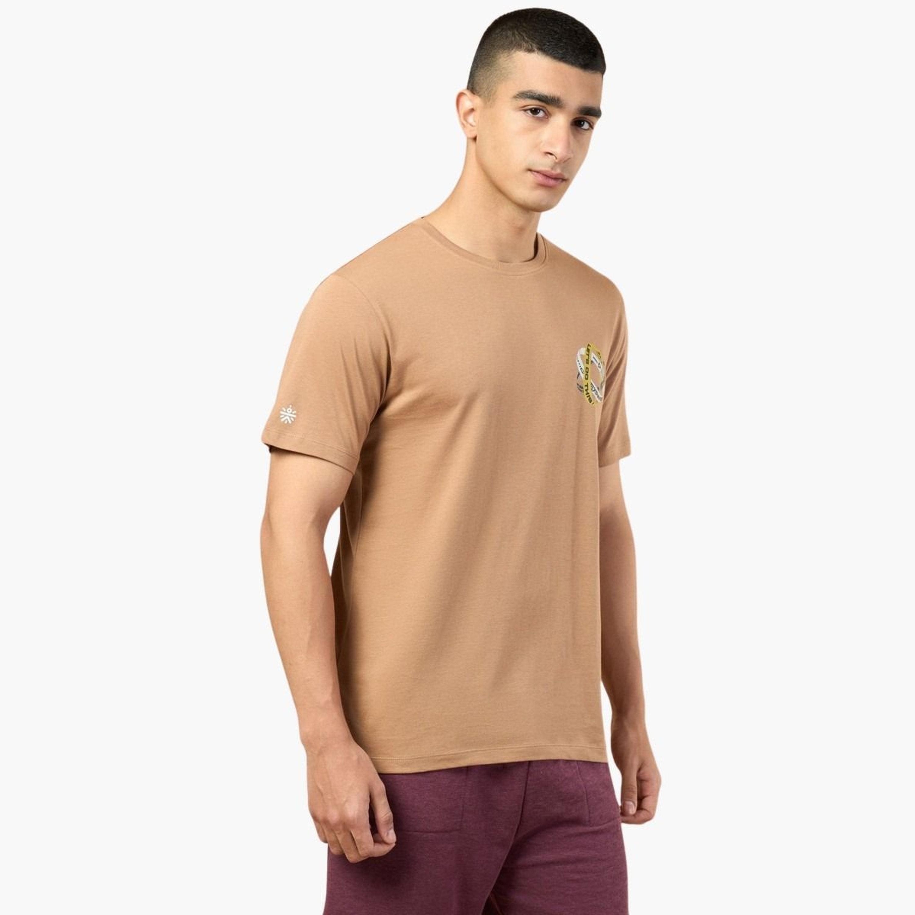 كولت × ستايلي - تي شيرت بني نقشة جرافيكية وأكمام قصيرة للرجال-men-clothing-sportswearandactivewear-tshirtsandpolos-image-1
