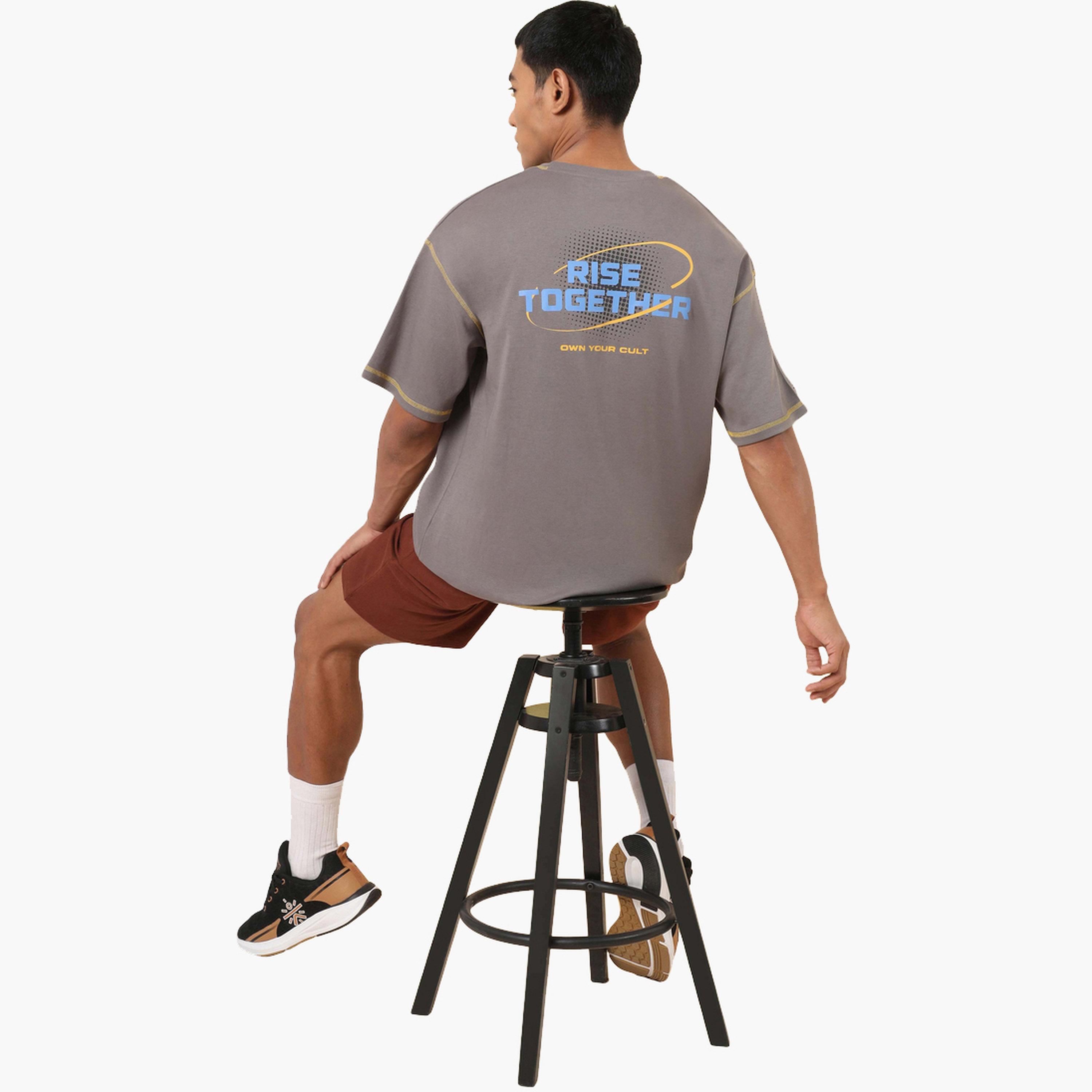 كوالت × ستايلي - تي شيرت رجالي رمادي اللون مطبوع عليه عبارة Rise Together مقاس كبير اوفر سايز-men-clothing-tshirtsandpolos-tshirts-image-4
