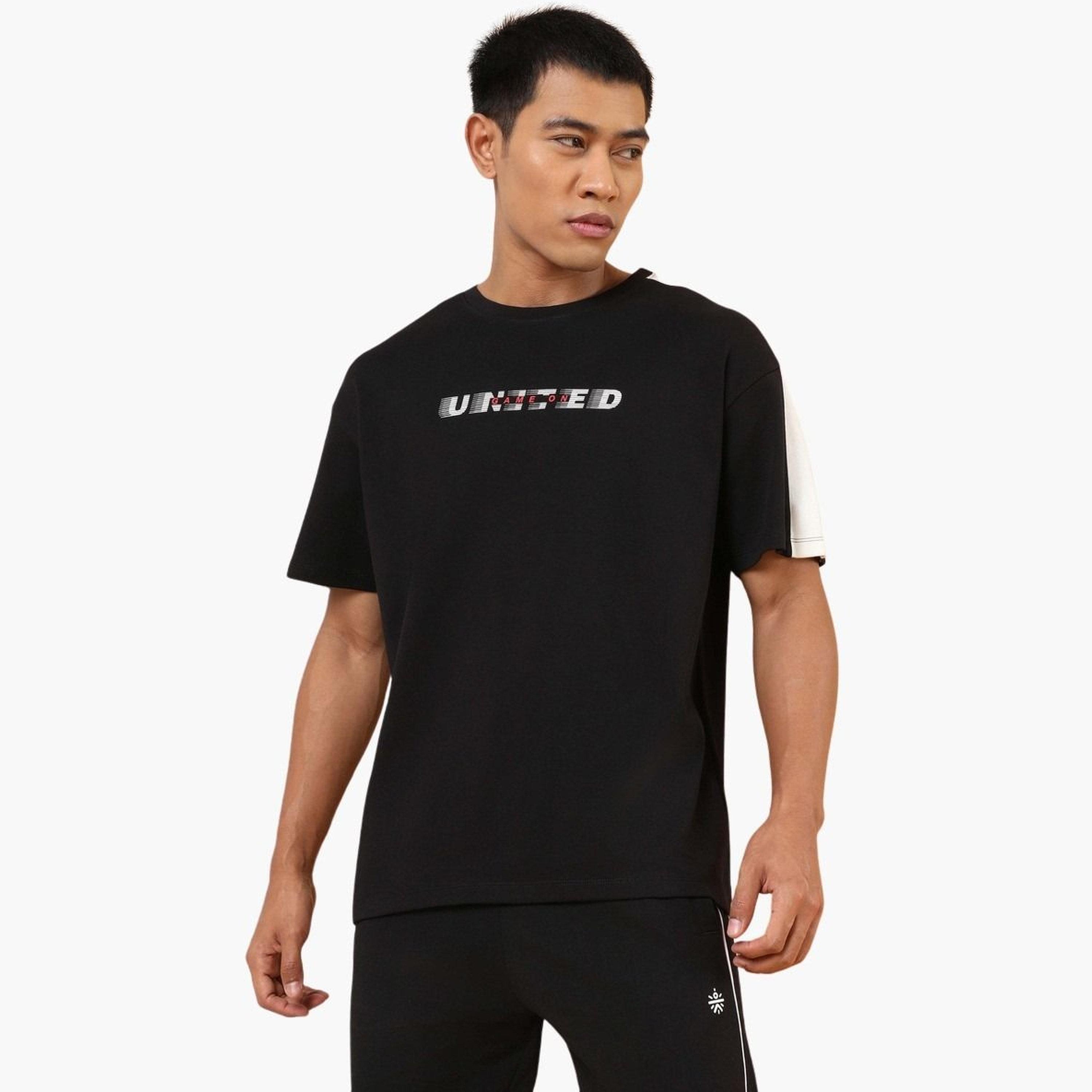 كوالت × ستايلي - تي شيرت رجالي أسود بأكمام قصيرة وقصة مريحة بطباعة خطية-men-clothing-tshirtsandpolos-tshirts-image-1